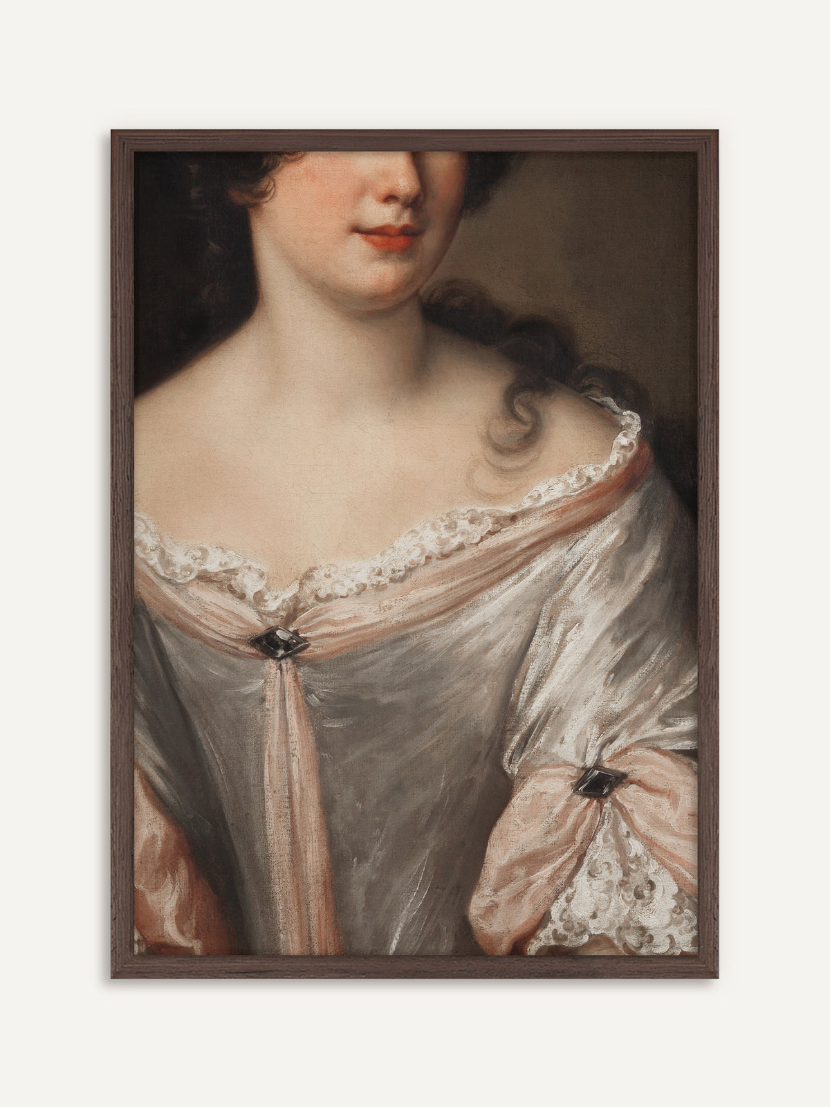 Poster mit einer Frau mit tiefbraunen Locken im silbergrauen Seidenkleid, das mit roséfarbenen Bändern, feiner Spitze und Edelsteinbroschen geschmückt ist. Der Rahmen aus dunklem Holz gibt den Pastelltönen Halt und Dark-Academia-Charakter. #Rahmen_Dunkles Holz