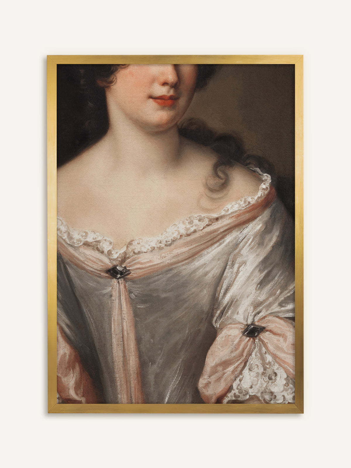 Kunstdruck mit einer Frau mit tiefbraunen Locken im silbergrauen Seidenkleid, das mit roséfarbenen Bändern, feiner Spitze und Edelsteinbroschen geschmückt ist. Der goldene Rahmen unterstreicht die barocke Pracht und den Glanz des Stoffes. #Rahmen_Gold