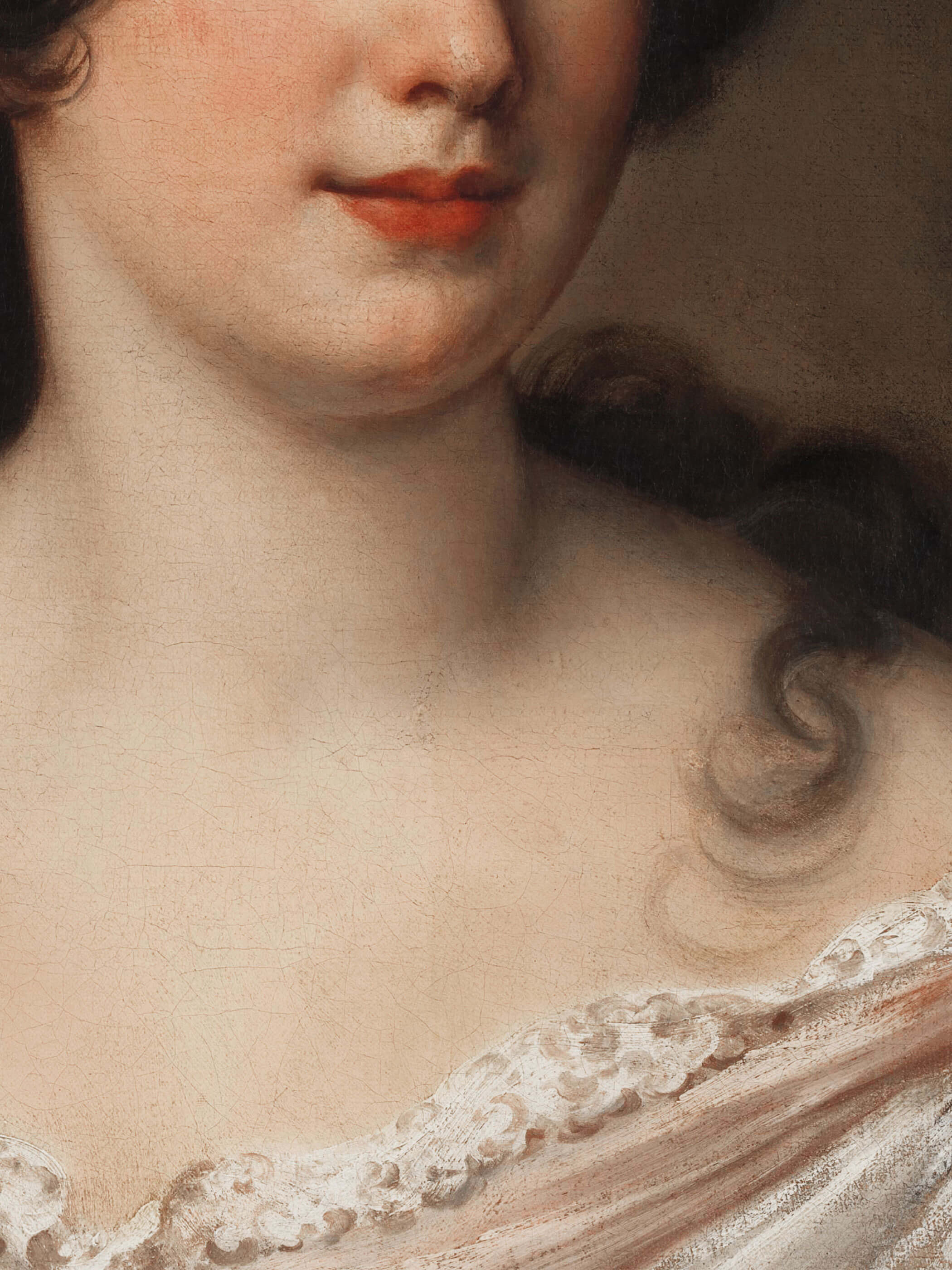 Nahaufnahme eines barocken Porträts einer Frau in einem hellen Kleid, das feine rosa Stoffdetails und einen Teil des Gesichts zeigt.