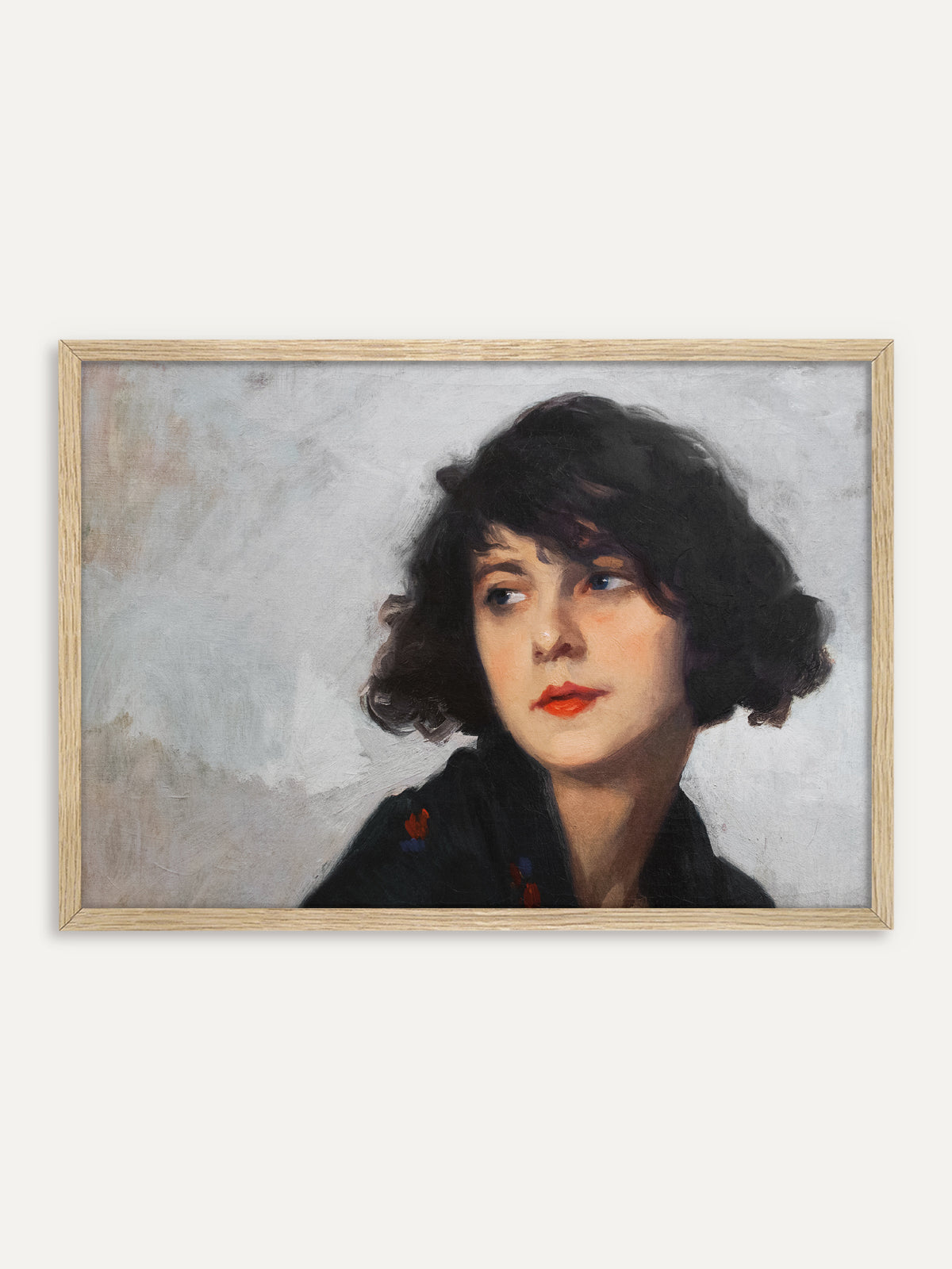 Kunstdruck, der eine junge Frau mit dunklem Bubikopf, roten Lippen und schwarzem Kleid mit kleinen roten Blüten vor grauem Hintergrund zeigt. Im Rahmen aus hellem Holz wirkt das Vintage-Porträt frisch und ruhig. #Rahmen_Helles Holz