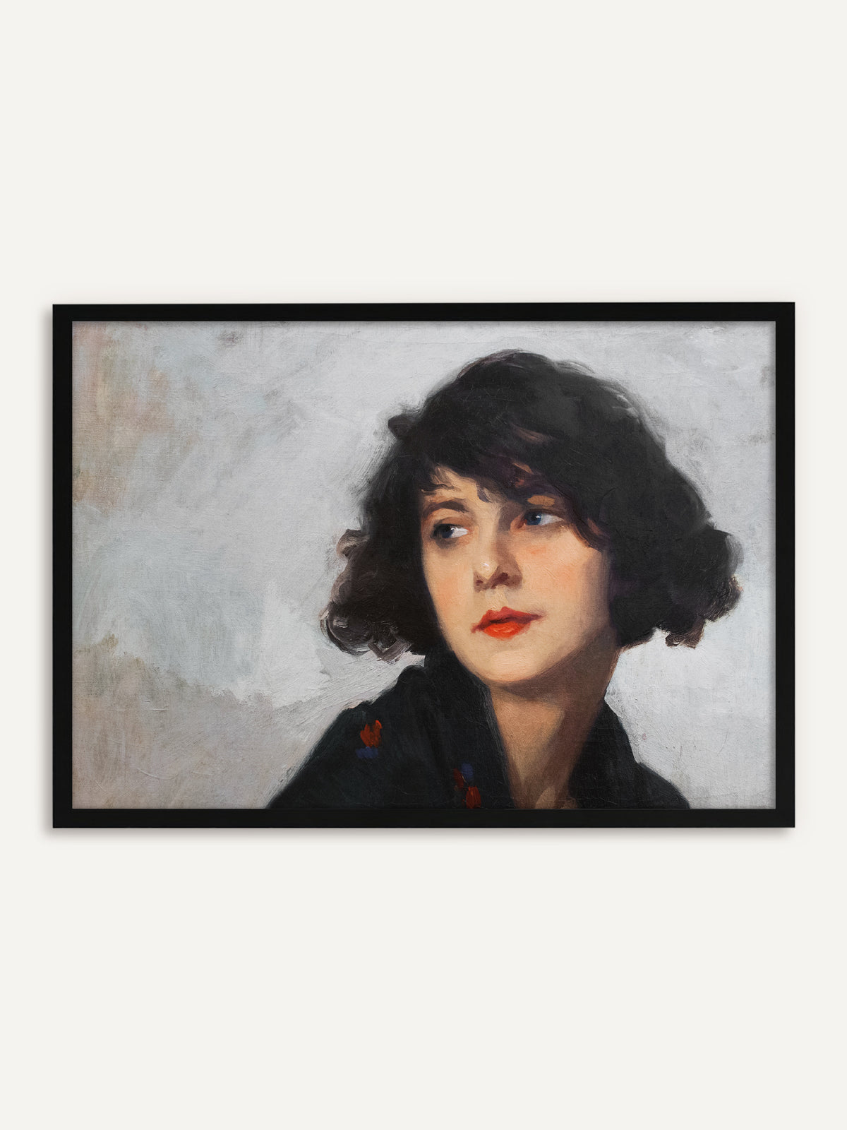 Gerahmtes Poster, das eine junge Frau mit dunklem Bubikopf, roten Lippen und schwarzem Kleid mit kleinen roten Blüten vor grauem Hintergrund zeigt. Mit schwarzem Rahmen wird das Frauenporträt klar und modern. #Rahmen_Schwarz
