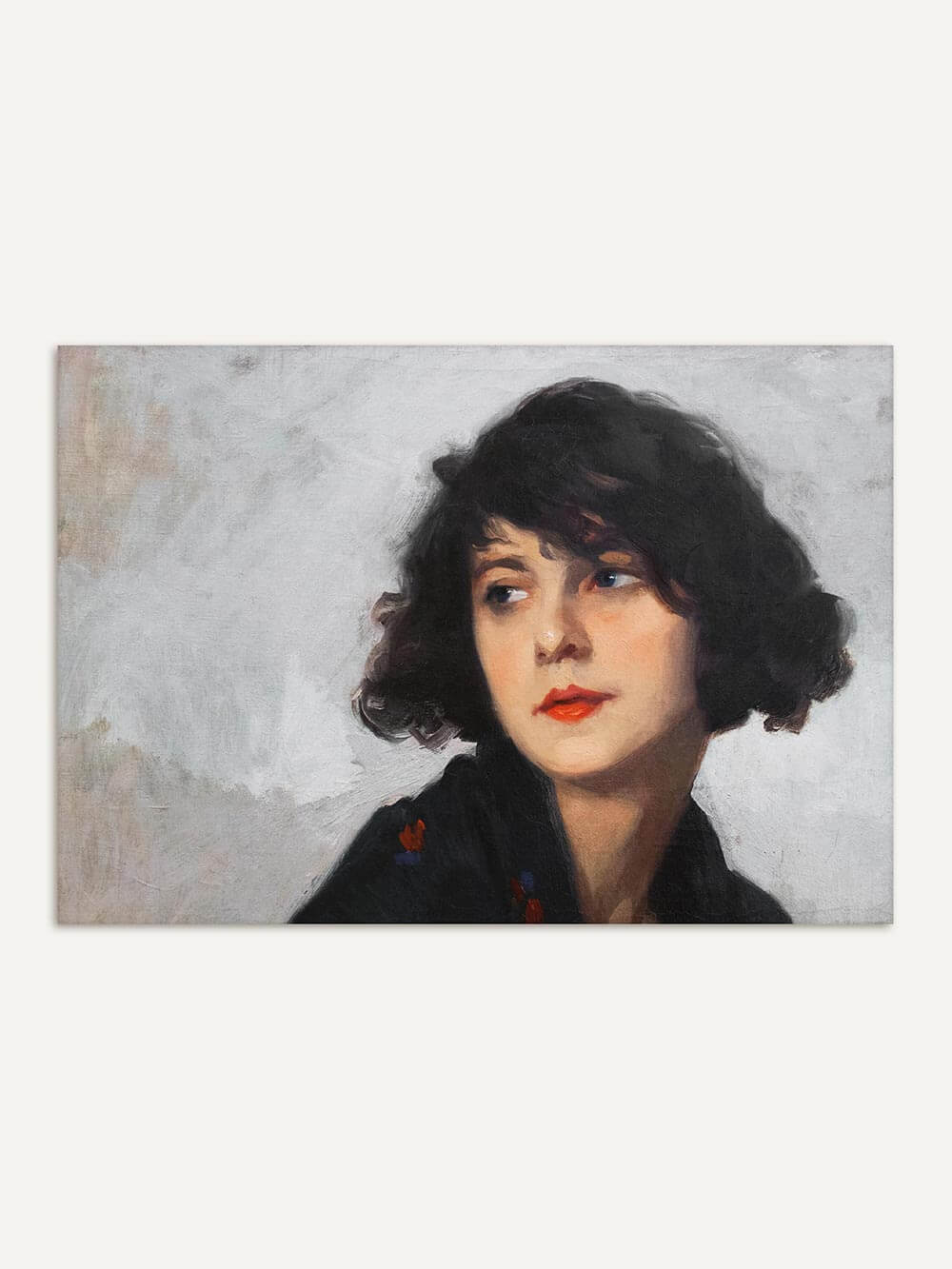 Frontalansicht eines Kunstdrucks mit einem expressiven Porträt einer jungen Frau mit schwarzem, lockigem Haar, rotem Lippenstift und neutralem Hintergrund im Vintage-Stil.
