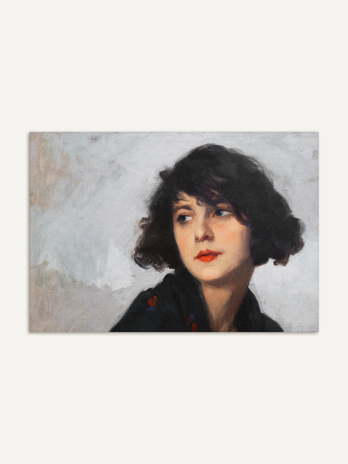 Kunstdruck eines expressiven Vintage-Porträts einer jungen Frau mit dunklem Bubikopf, roten Lippen und schwarzem Kleid mit kleinen roten Blüten vor grauem Hintergrund. #Rahmen_Ohne Rahmen