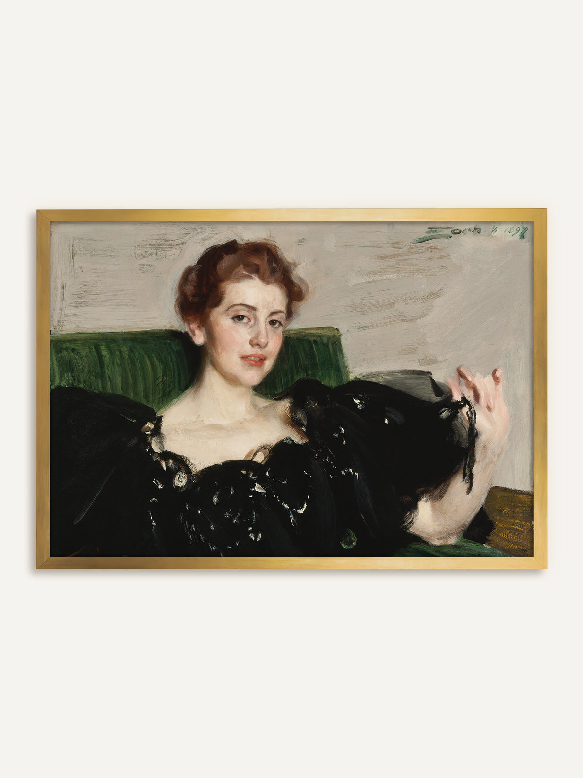 Wandbild, das eine Frau in schwarzem Kleid auf einem grünen Sofa zeigt, mit hochgestecktem rotbraunem Haar und leicht erhobener Hand. Im goldenen Rahmen hebt sich das Grün des Sofas ab wie bei einem antiken Salonbild. #Rahmen_Gold