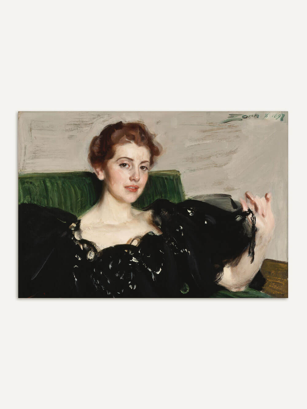 Elegantes Frauenporträt Poster, das eine Frau auf einer grünen Couch in einem schwarzen Kleid zeigt.