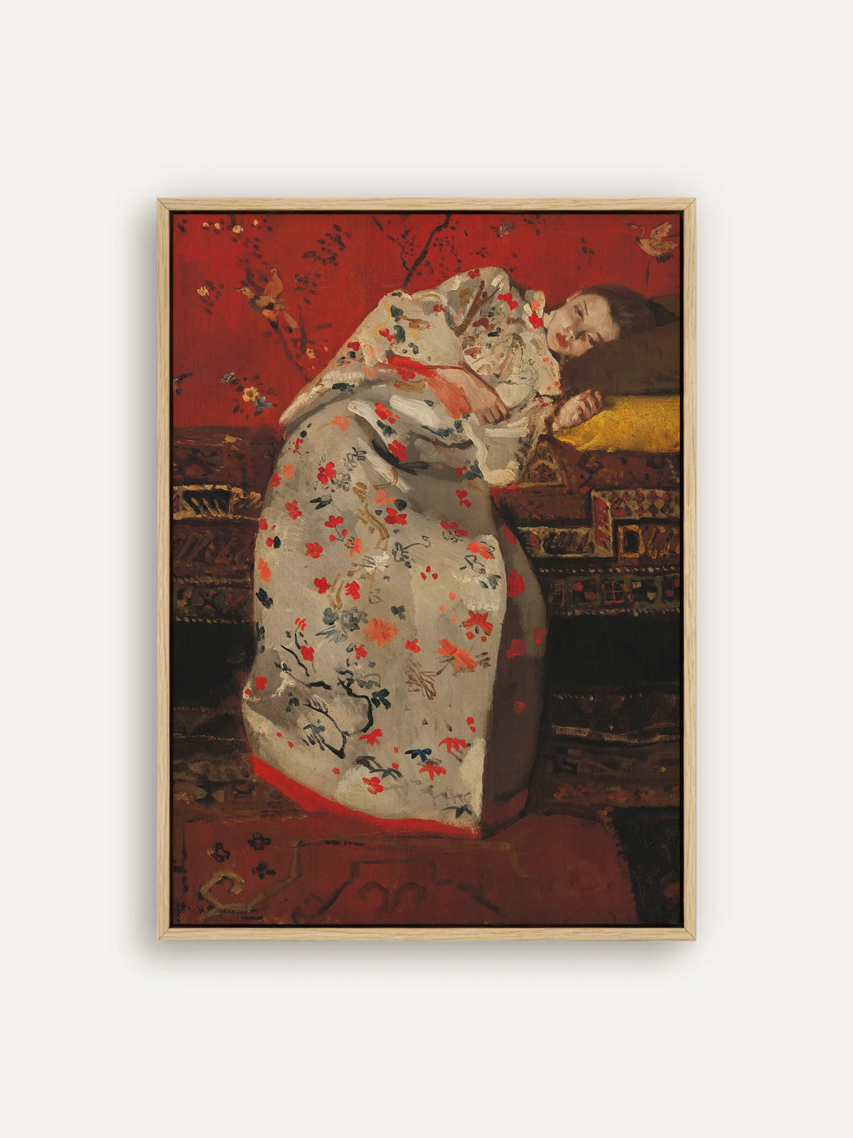 Leinwandbild nach Breitner: Mädchen im weißen Kimono mit roten Blüten liegt auf einem Sofa mit Orientteppichen vor roter Wand mit Vögeln, im naturfarbenen Schattenfugenrahmen aus Holz #Rahmen_Natur