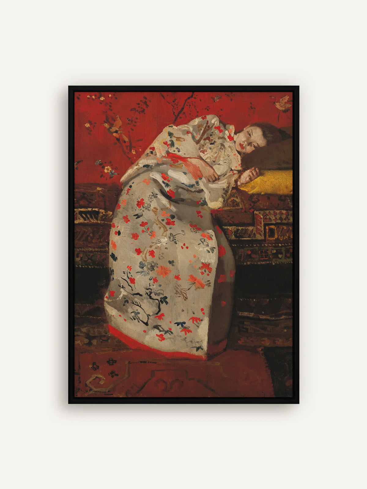 Leinwandbild nach Breitner: Mädchen im weißen Kimono mit roten Blüten liegt auf einem Sofa mit Orientteppichen vor roter Wand mit Vögeln, im schwarzen Schattenfugenrahmen aus Holz #Rahmen_Schwarz
