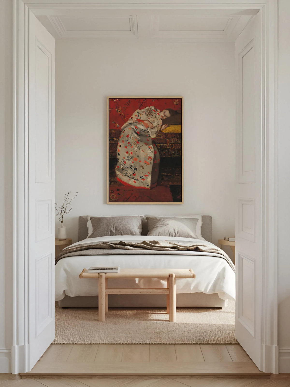 Kimono Leinwandbild in Rot und Weiß im naturfarbenen Rahmen über einem Bett mit grauer Bettwäsche im hellen Altbau Schlafzimmer