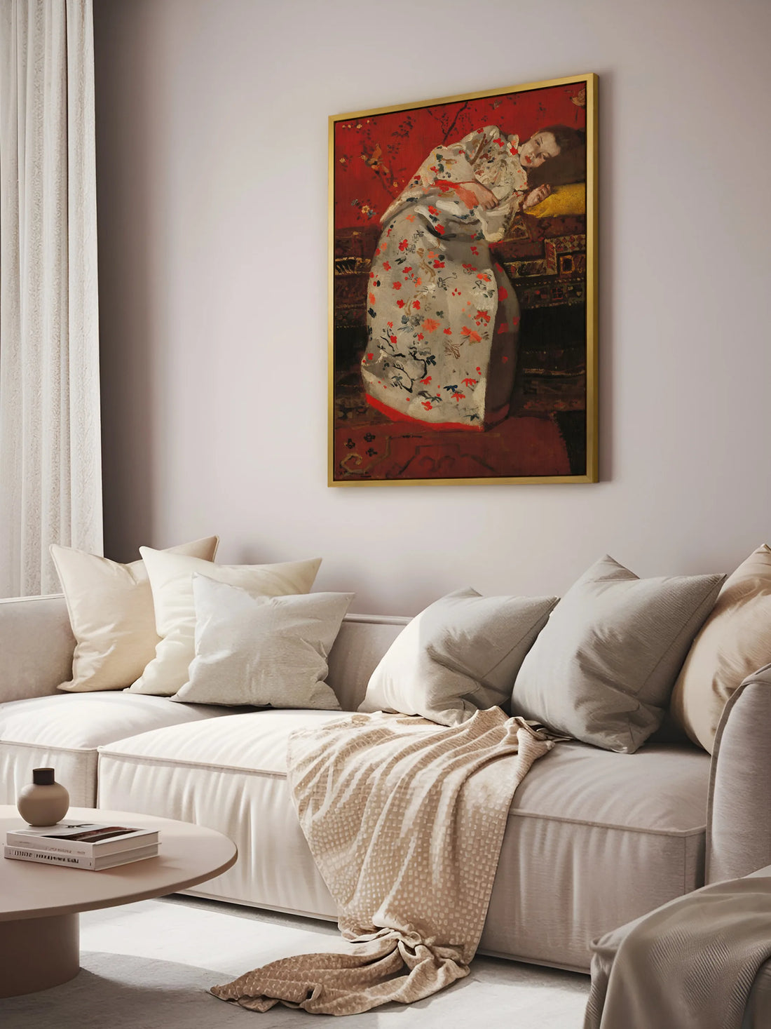 Leinwandbild Mädchen im weißen Kimono im goldenen Rahmen über einem cremefarbenen Sofa mit Kissen in Beige und Grau im Wohnzimmer