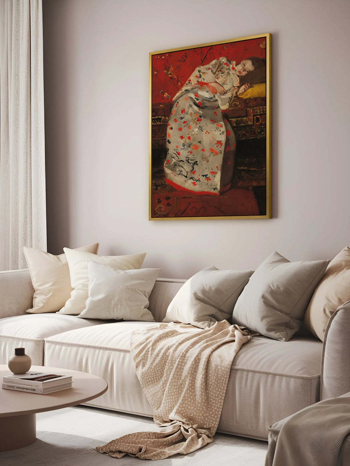 Leinwandbild Mädchen im weißen Kimono im goldenen Rahmen über einem cremefarbenen Sofa mit Kissen in Beige und Grau im Wohnzimmer