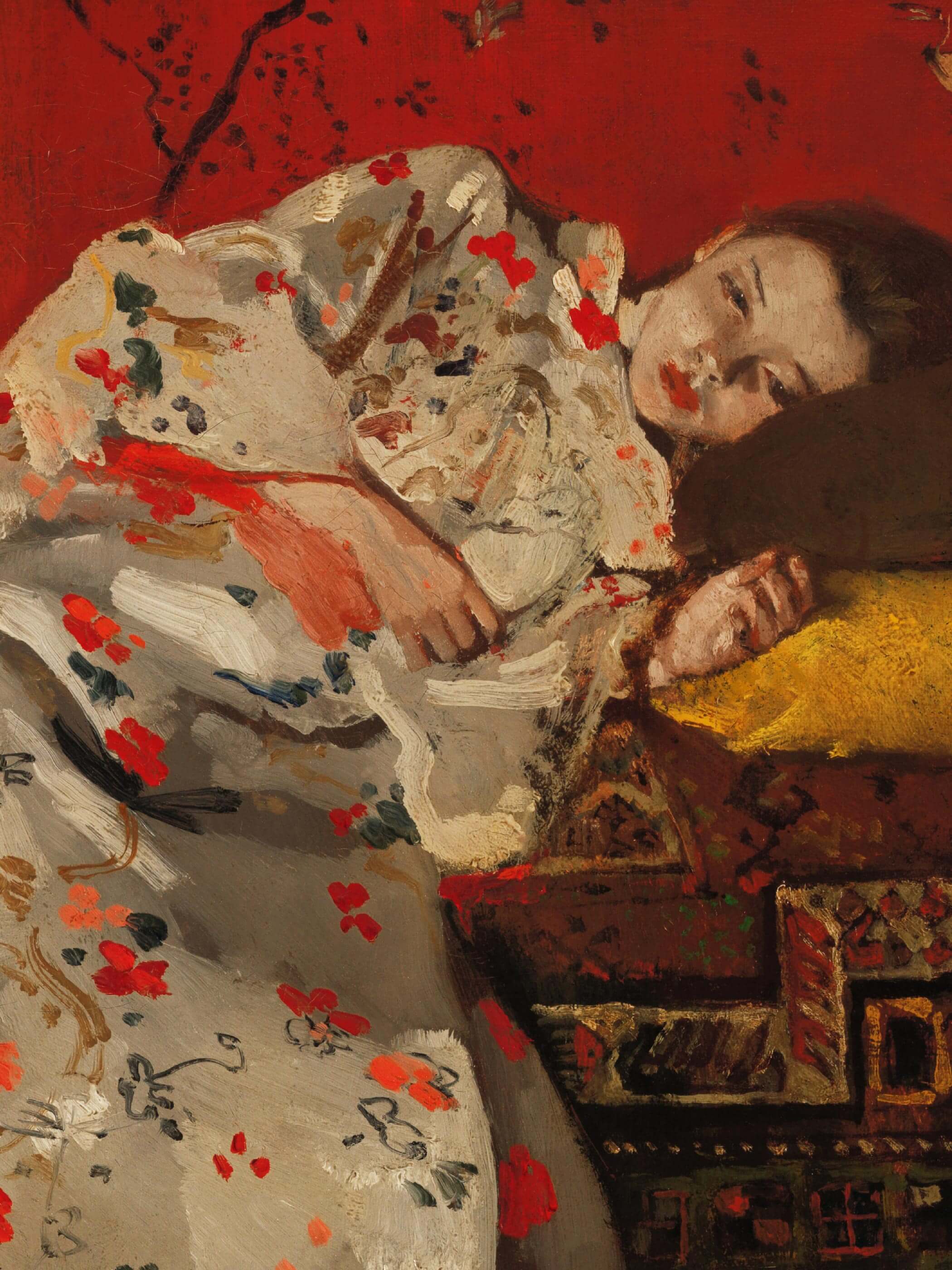Nahaufnahme des Gemäldes „Girl in White Kimono“ von George Hendrik Breitner. Eine Frau im weißen Kimono mit Blumenmuster ruht auf einem roten Hintergrund. Der Kimono ist reich verziert mit roten und schwarzen Blumenmotiven. Perfekt für Vintage- oder Art-Deco-Interieurs.