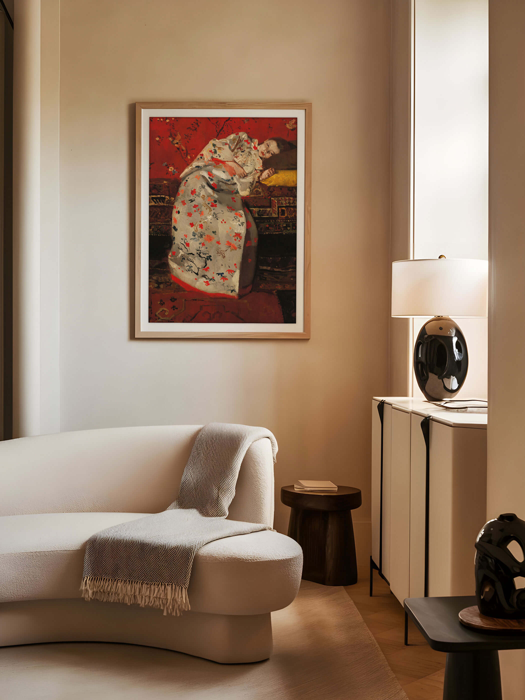 Kunstdruck von „Girl in White Kimono“ im eleganten Interieur eines modernen Wohnzimmers. Der Kimono mit roten und schwarzen Blumenmotiven fügt sich nahtlos in die stilvolle Umgebung ein und verleiht dem Raum einen Hauch von Kunstgeschichte.