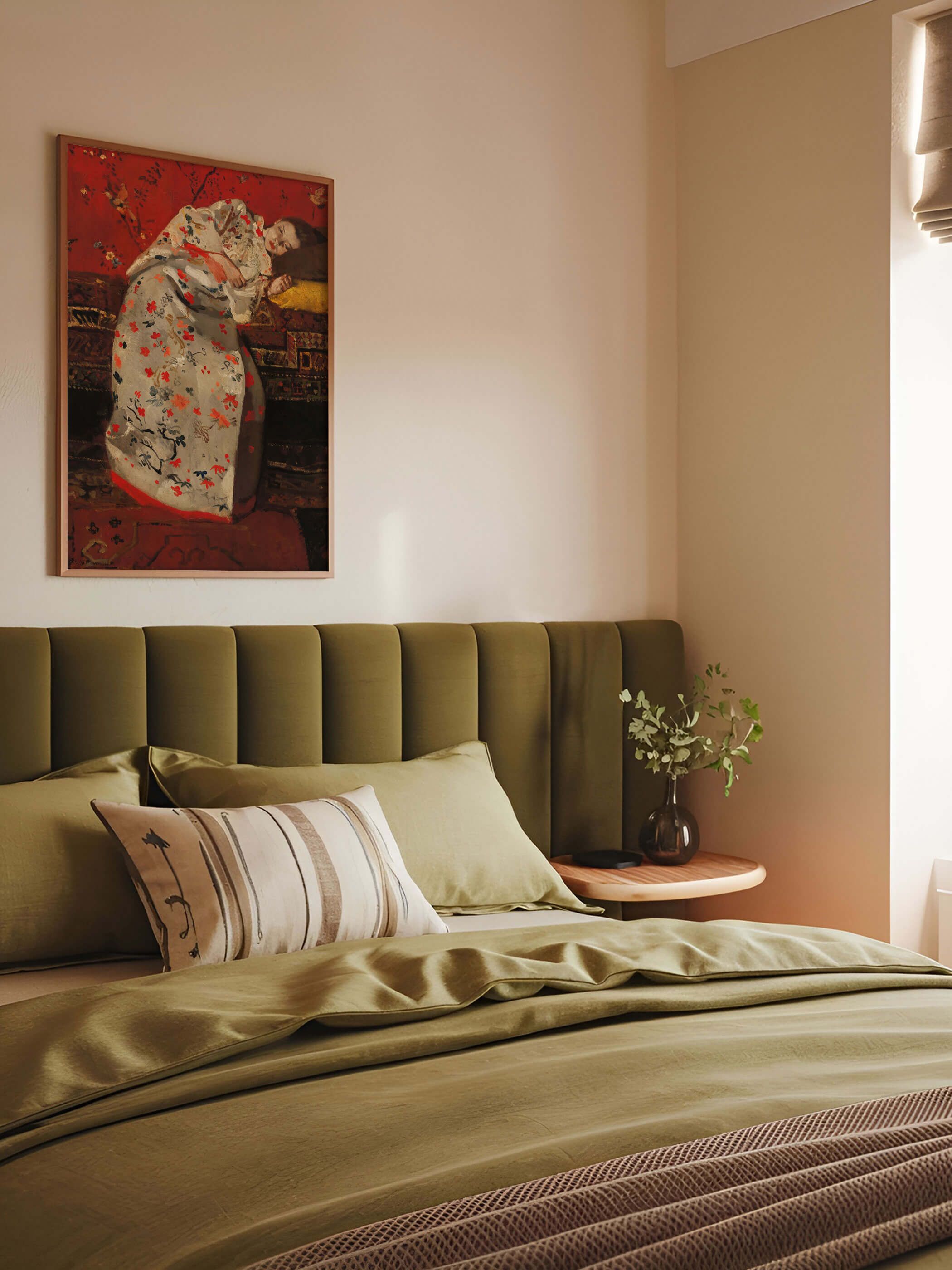 Vintage-Kunstdruck von „Girl in White Kimono“ im Schlafzimmer, perfekt positioniert über einem grünen Kopfteil. Die lebendigen Farben des Gemäldes ergänzen die ruhige und elegante Atmosphäre des Schlafzimmers.