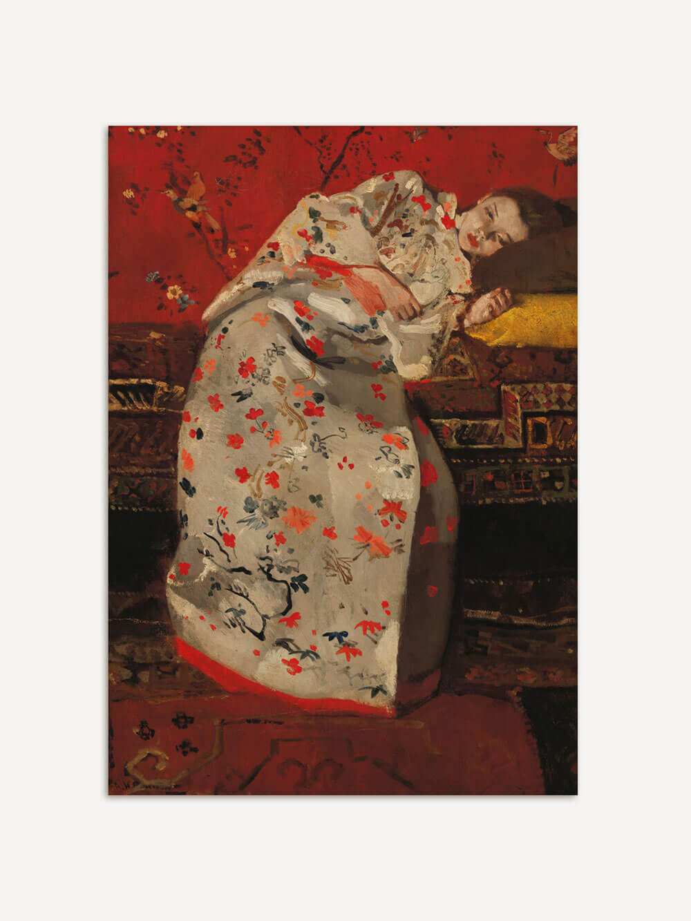„Girl in White Kimono“ von George Hendrik Breitner. Eine Frau in einem weißen Kimono mit floralen Mustern liegt entspannt auf einem roten Kissen. Der Kunstdruck ist ideal für minimalistische, kunstvolle Innenräume.