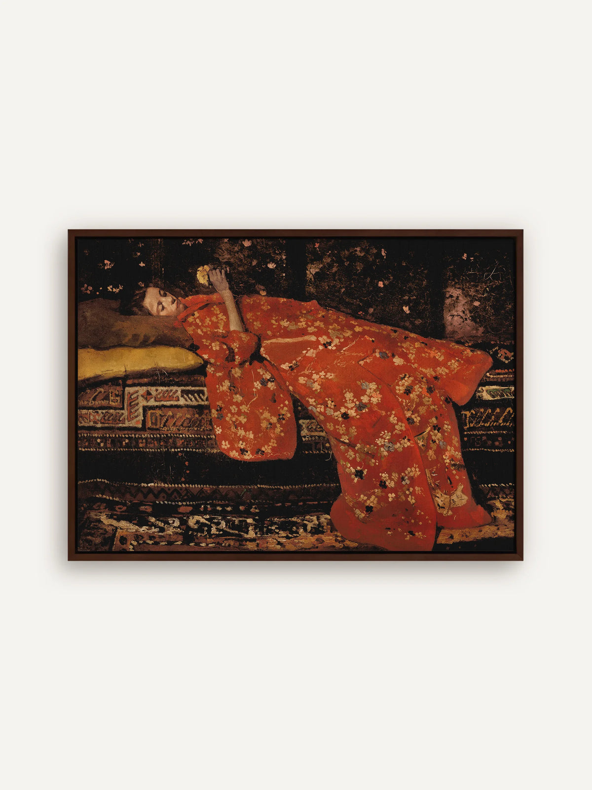 Porträt einer liegenden Frau im roten Kimono auf Leinwand im dunkelbraunen Schattenfugenrahmen. Ihr Kopf ruht auf Kissen in Braun und Senfgelb, in der erhobenen Hand hält sie eine gelbe Blüte. #Rahmen_Braun