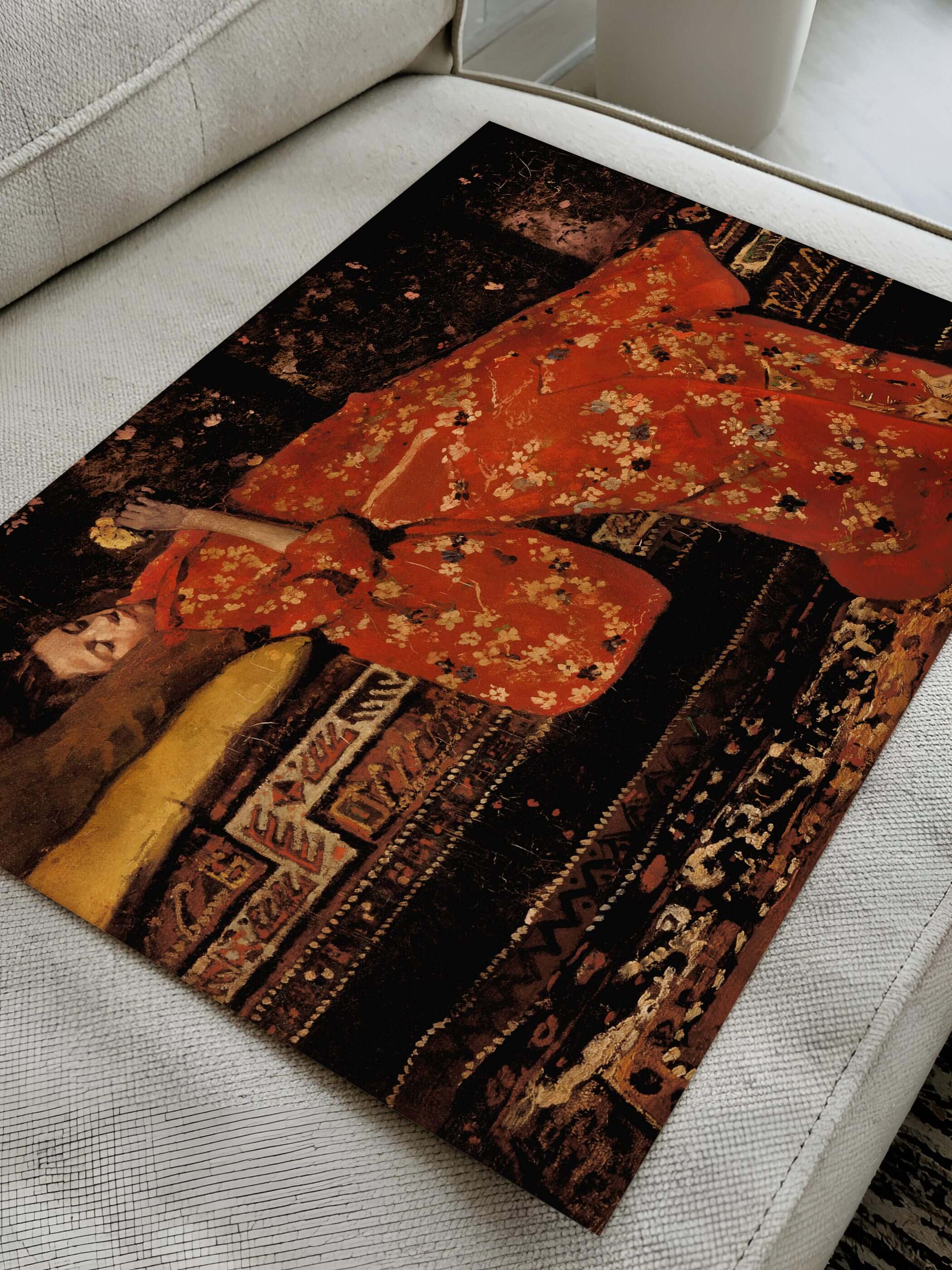 Girl in Red Kimono“-Kunstdruck, flach auf einer Couch liegend, die floralen Details des roten Kimonos und der orientalischen Stoffe betont.