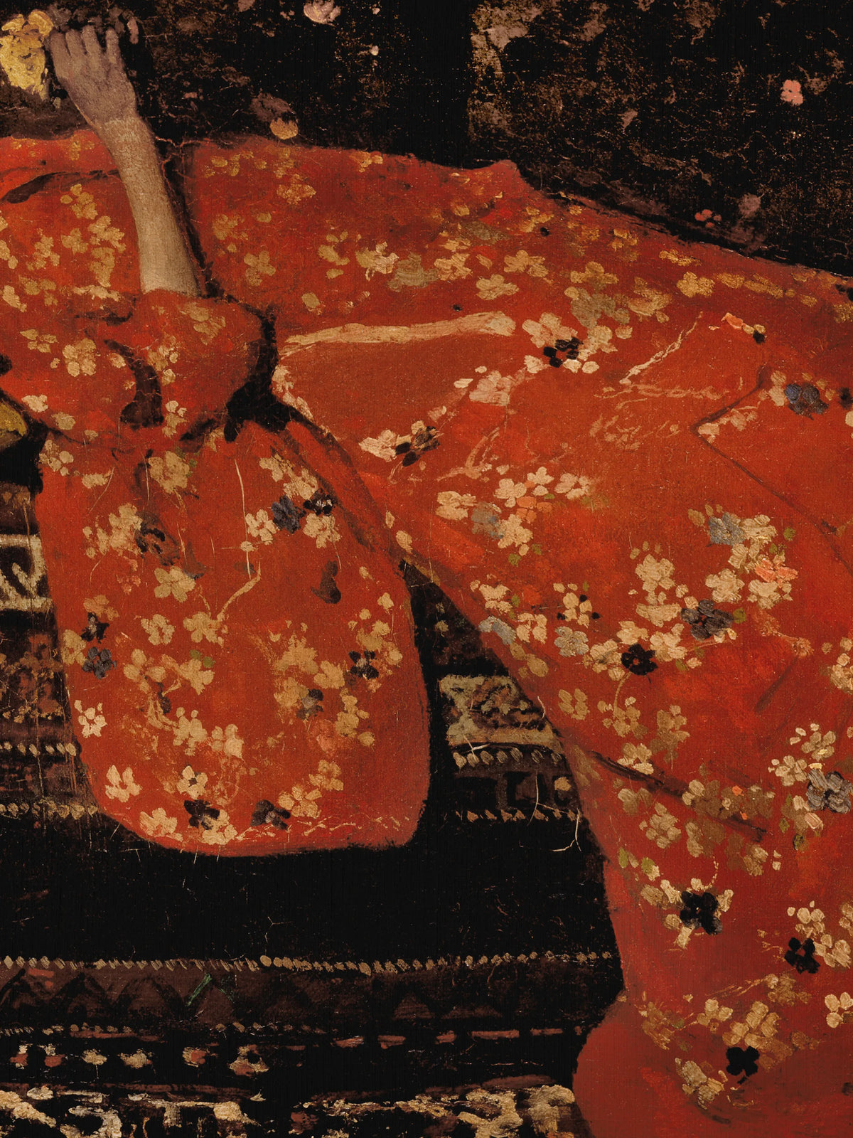 Detailaufnahme des roten Kimonos mit sichtbarer Leinwandstruktur. Kleine Blüten in Creme, Gold, Grau und Schwarz liegen auf dem roten Stoff, oben ragt eine erhobene Hand vor dem dunklen Hintergrund auf.