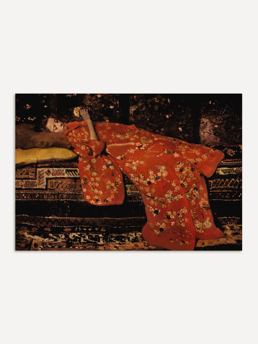 Frau in einem roten Kimono liegt auf einer mit Stoffen bedeckten Chaiselounge. Ihr Kimono ist mit floralen Mustern verziert, und die orientalischen Stoffe im Hintergrund betonen das exotische Ambiente.
