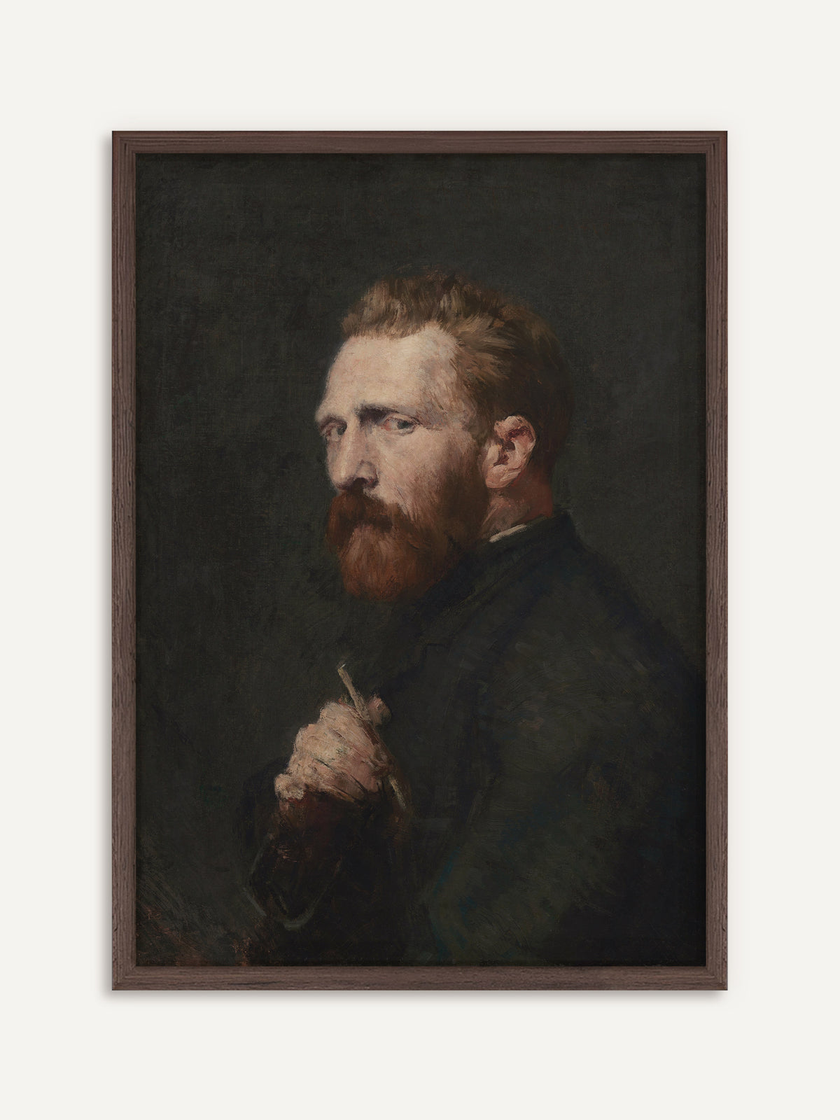 Poster mit dem Porträt von Vincent van Gogh, der mit rotem Bart und ernstem Seitenblick vor schattigem Grund einen Pinsel hält. Der Rahmen aus dunklem Holz verstärkt die melancholische Dark-Academia-Stimmung. #Rahmen_Dunkles Holz