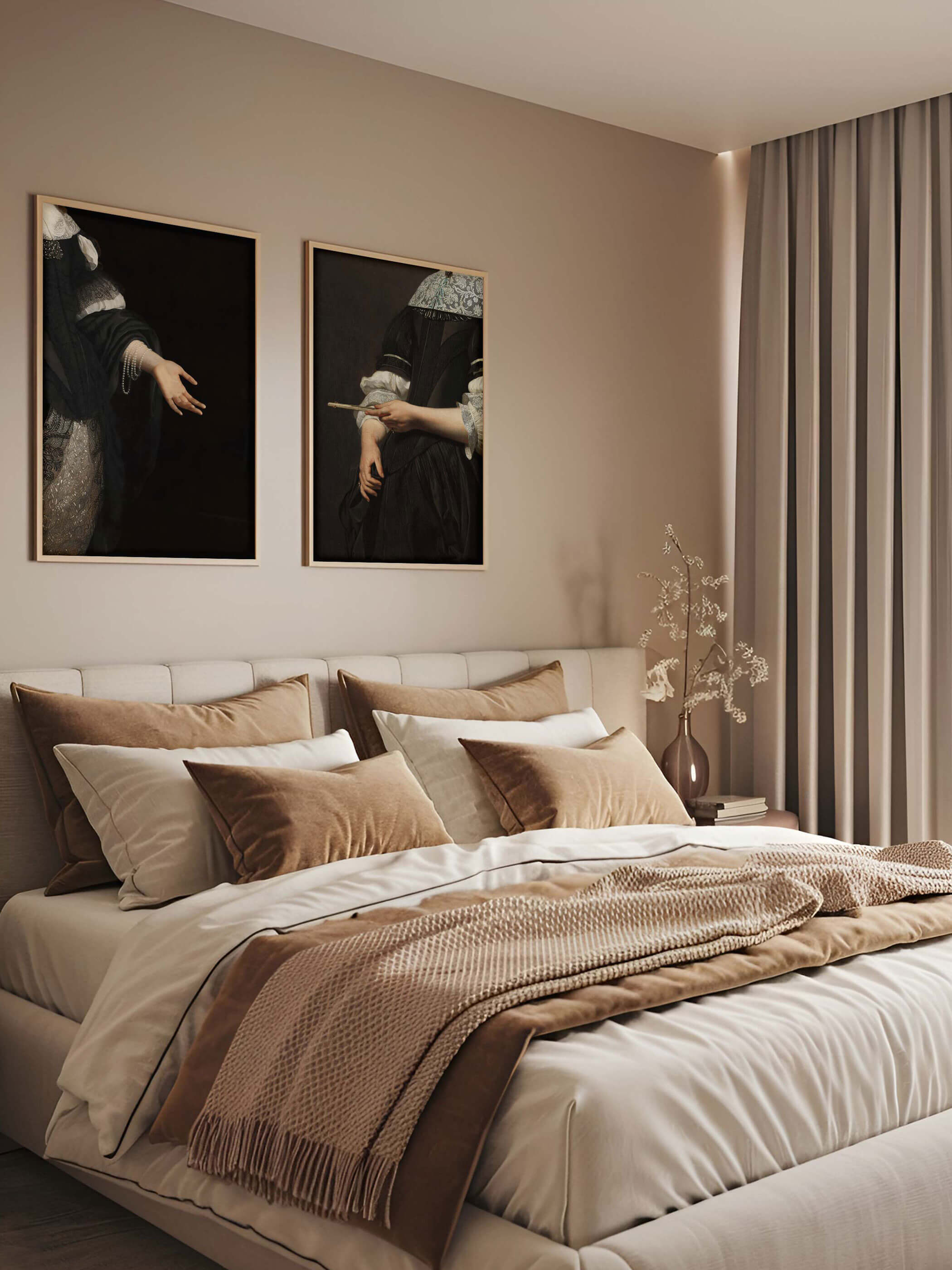 Zwei Poster im Set an einer Wand über einem modernen Bett, das linke zeigt den Arm einer Frau in einem schwarzen Seidenkleid, das rechte einen Fächer haltenden Arm einer Frau aus einem Renaissance-Porträt.