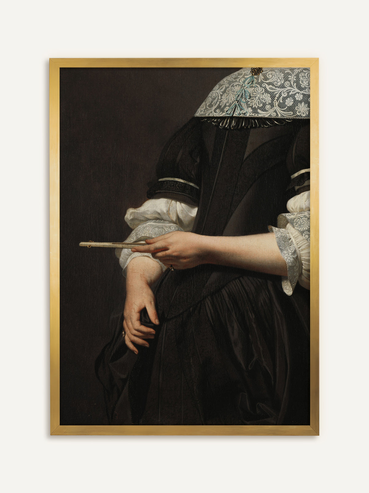Poster, das eine Frau in schwarzem Kleid mit weißem Spitzenkragen und gebauschten Ärmeln zeigt, die einen geschlossenen Fächer hält, während ihr Gesicht außerhalb des Bildausschnitts liegt. Im goldenen Rahmen nimmt der Kunstdruck die goldene Brosche am Kragen auf und wirkt antik. #Rahmen_Gold