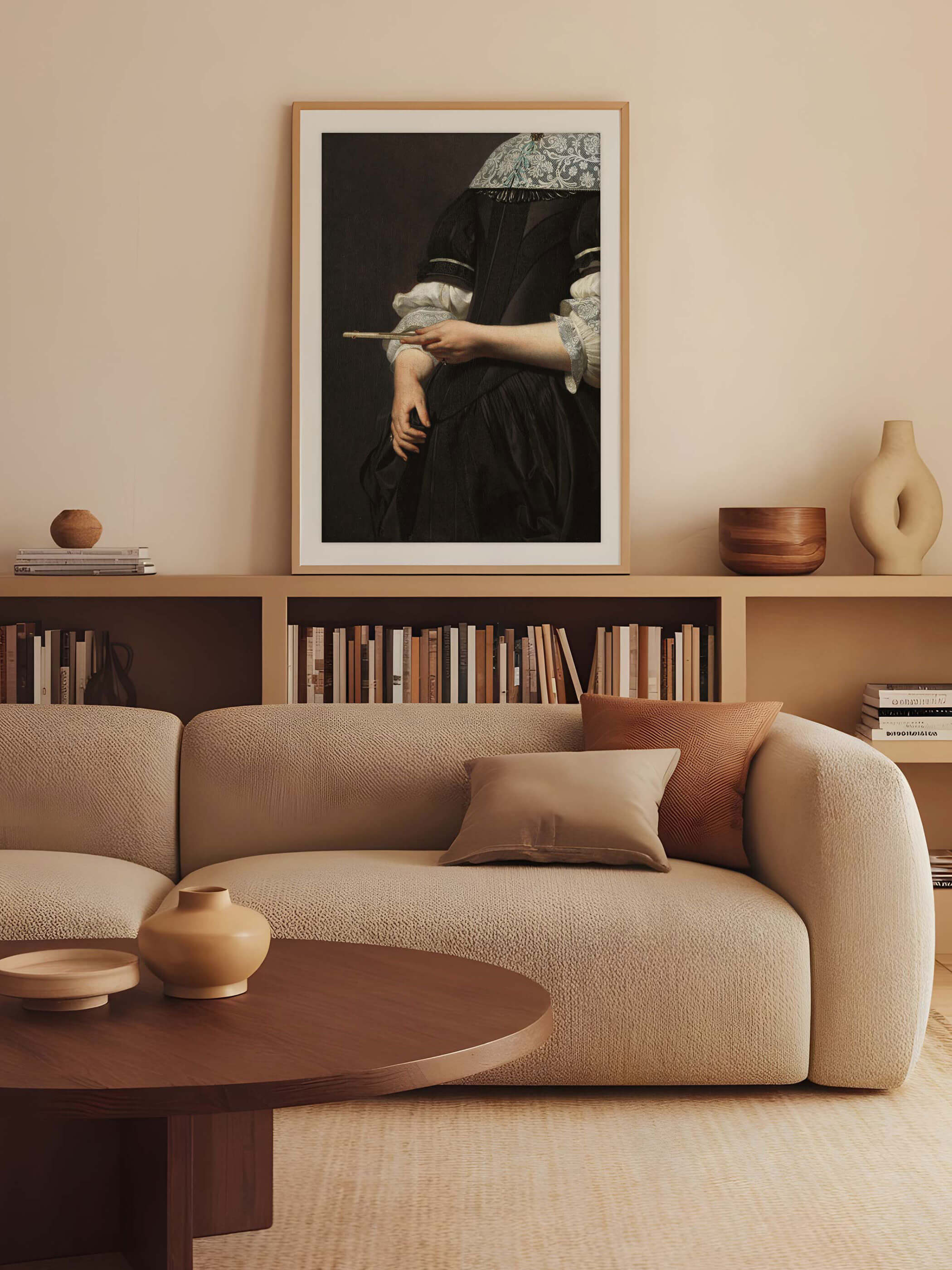 Elegantes Renaissance-Porträt, in dem der Ausschnitt einer Frau in einem schwarzen Kleid mit Spitze und Fächer zu sehen ist. Aufgehängt in einem modernen Wohnzimmer mit hellen Holzmöbeln.
