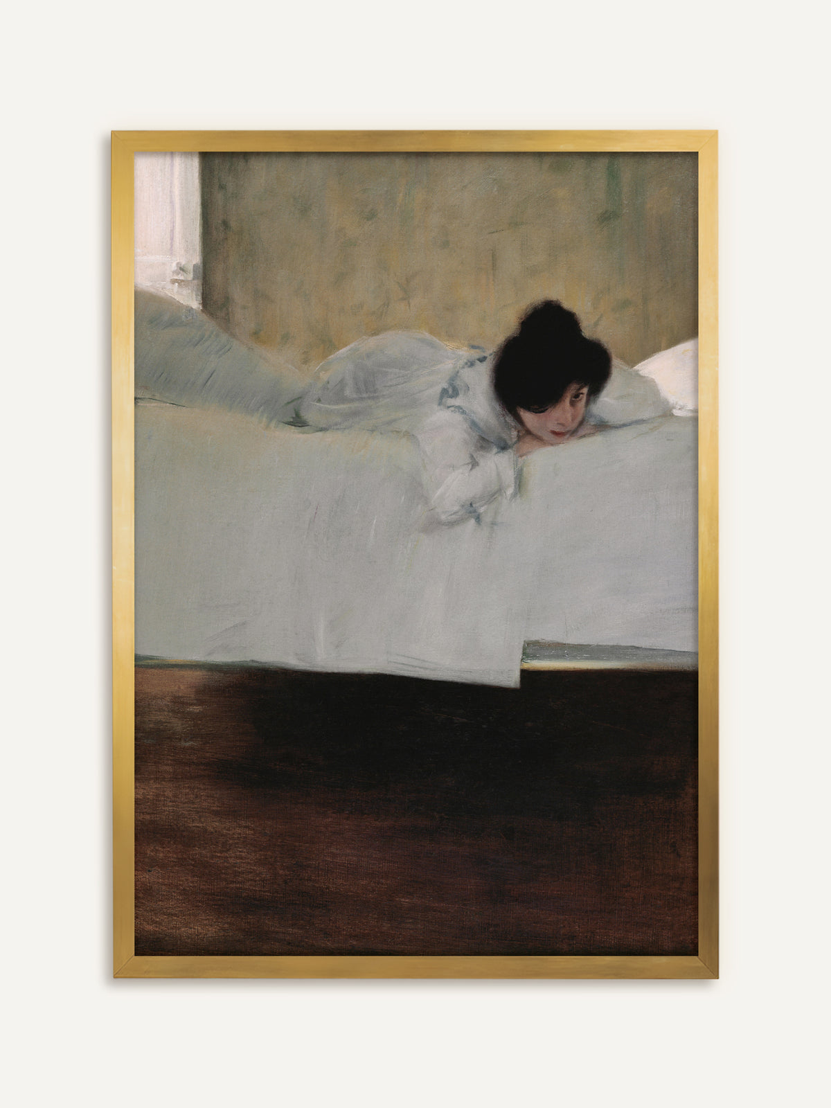 Poster, das eine junge Frau mit dunklem Haar zeigt, die bäuchlings auf einem weißen Bett liegt und vor einer grünlich gemusterten Tapete über die Bettkante blickt. Im goldenen Rahmen wirkt der Kunstdruck wie ein antikes Gemälde. #Rahmen_Gold