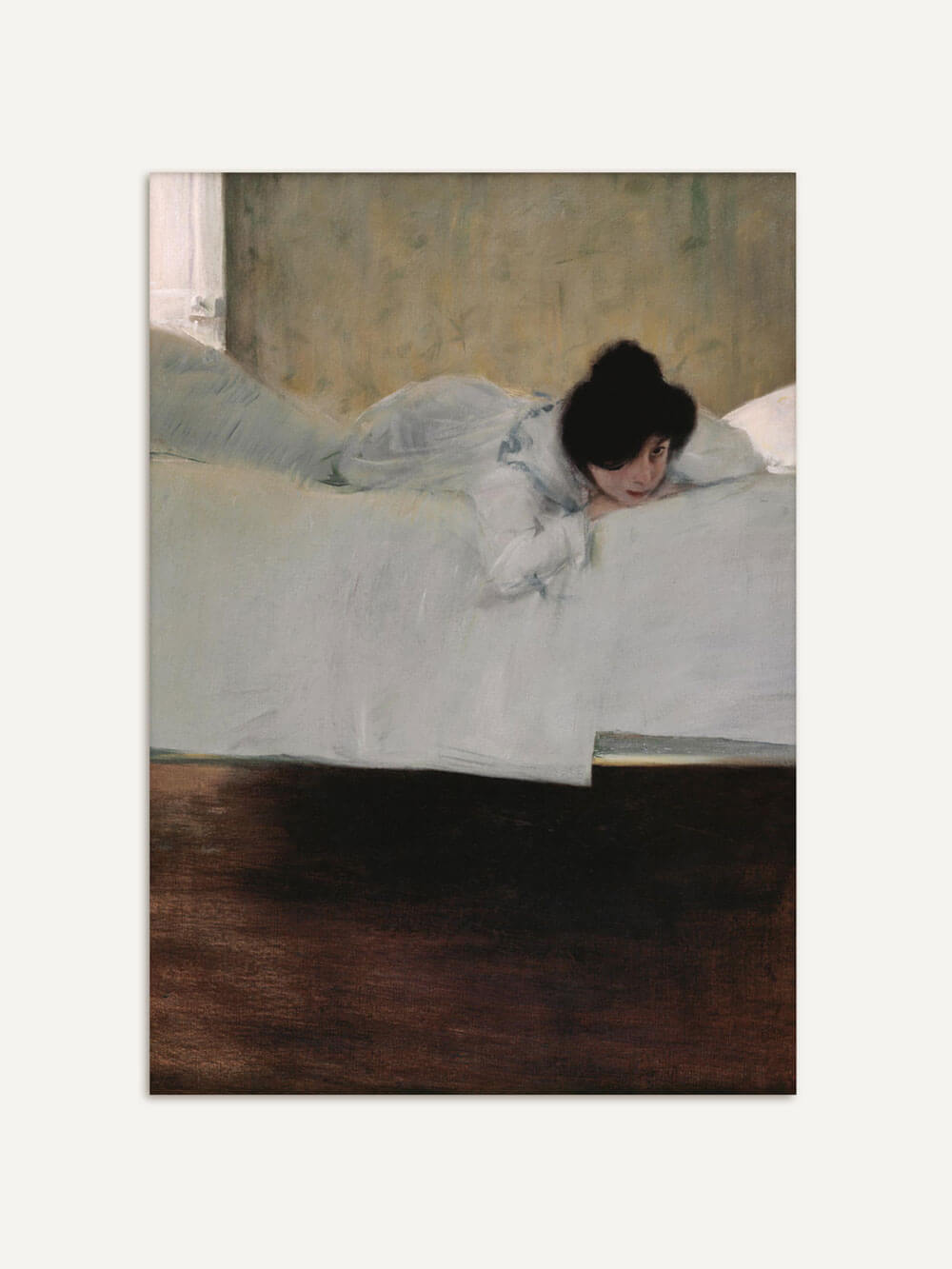 Kunstdruck eines jungen Mädchens, das bäuchlings auf einem weißen Bett liegt. Die zurückhaltende Farbpalette und das weiche Licht betonen die entspannte, träumerische Atmosphäre des Posters.