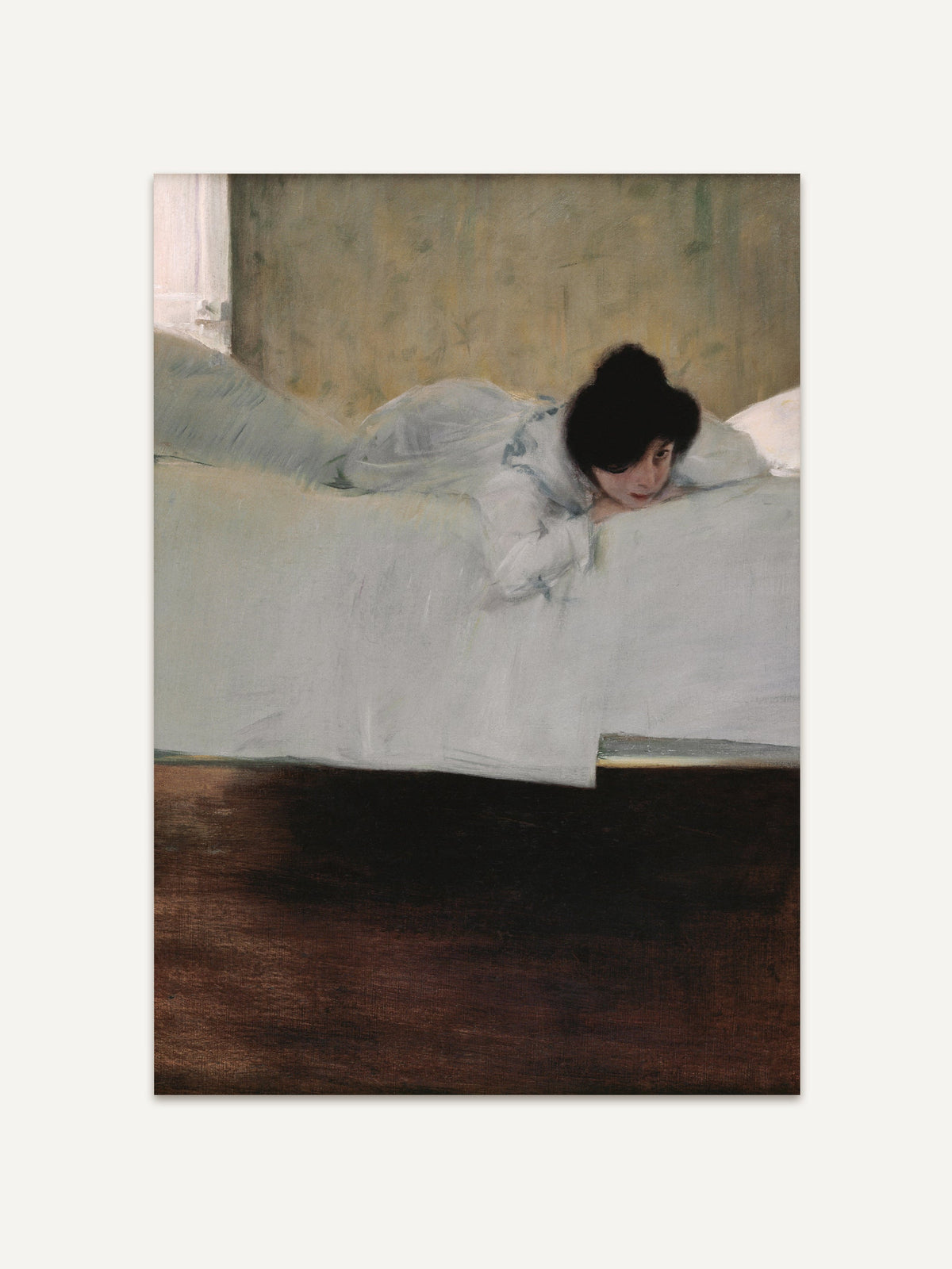 Kunstdruck eines jungen Mädchens, das bäuchlings auf einem weißen Bett liegt. Die zurückhaltende Farbpalette und das weiche Licht betonen die entspannte, träumerische Atmosphäre des Posters. #Rahmen_Ohne Rahmen