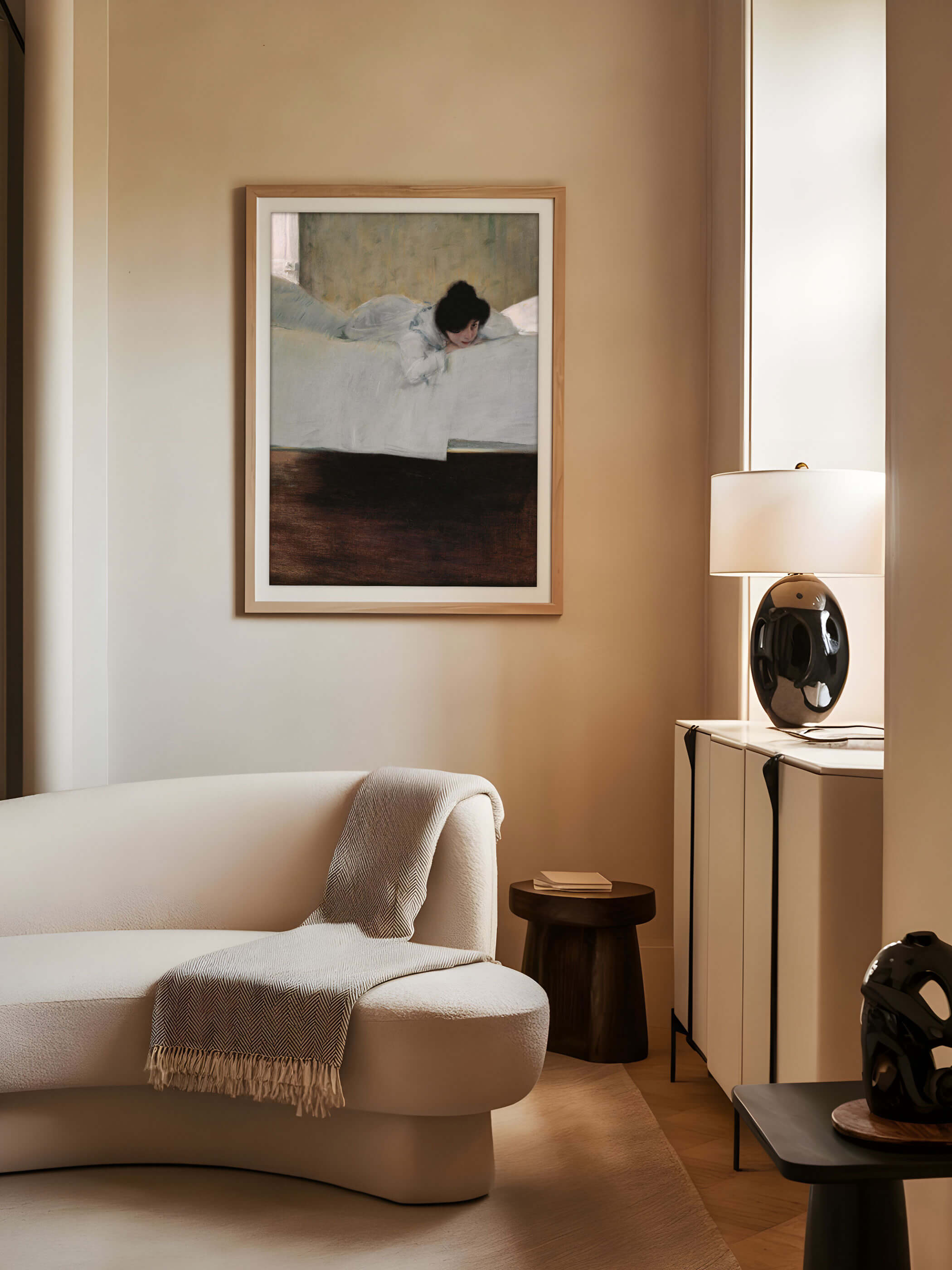 Modern eingerichtetes Wohnzimmer mit einem Kunstdruck eines Mädchens auf einem Bett an der Wand. Der helle Raum mit neutralen Möbeln wirkt stilvoll und einladend.