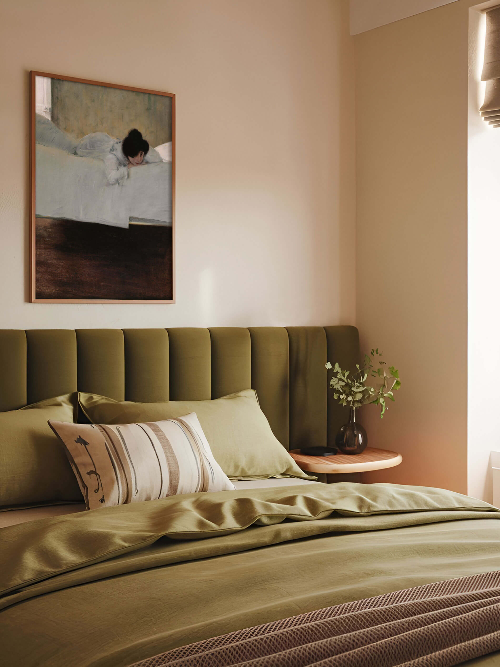 Kunstdruck eines liegenden Mädchens auf einem weißen Bett, an der Wand eines modernen Schlafzimmers mit grünen Akzenten aufgehängt. Der Kunstdruck fügt sich harmonisch in das minimalistische und beruhigende Raumdesign ein.