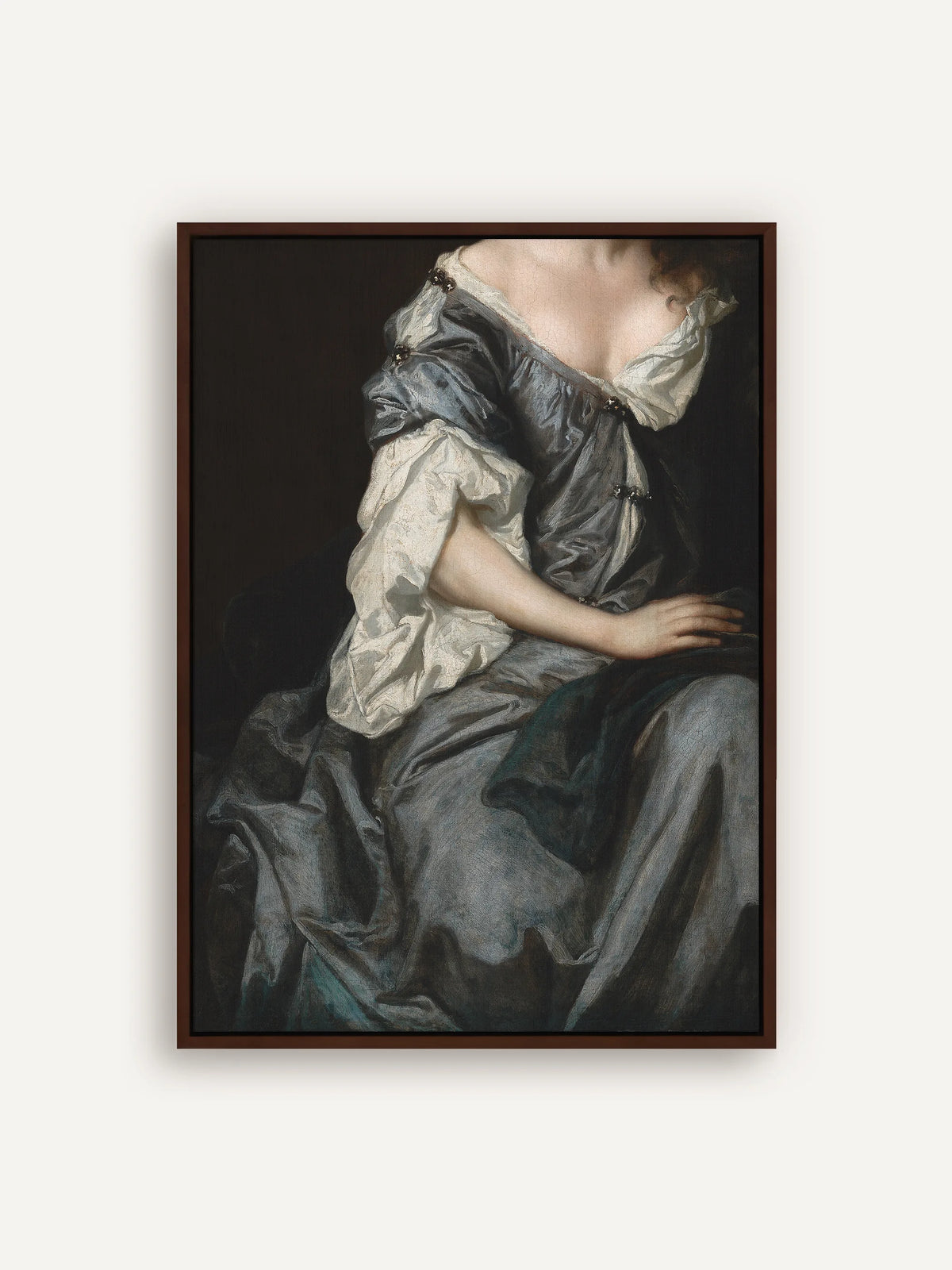 Moody Leinwandbild nach Peter Lely: Ausschnitt eines barocken Porträts mit Kleid aus blaugrauer Seide, cremeweißen Ärmeln und Hand vor schwarzem Grund, im braunen Schattenfugenrahmen aus Holz #Rahmen_Braun