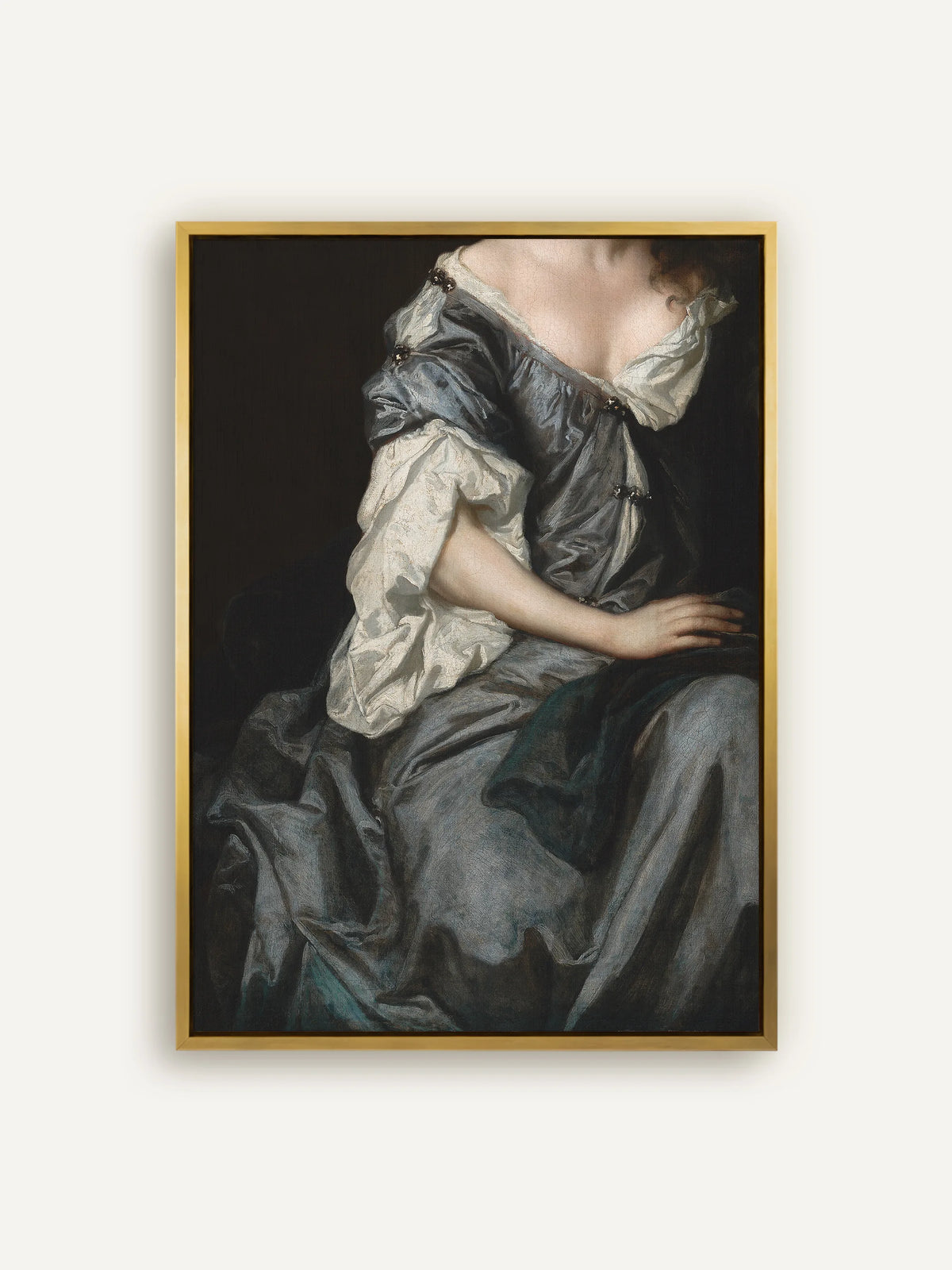Moody Leinwandbild nach Peter Lely: Ausschnitt eines barocken Porträts mit Kleid aus blaugrauer Seide, cremeweißen Ärmeln und Hand vor schwarzem Grund, im goldenen Schattenfugenrahmen aus Holz #Rahmen_Gold