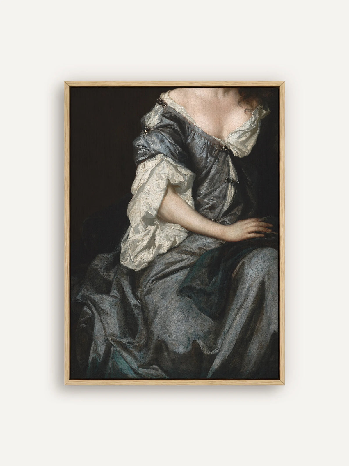 Moody Leinwandbild nach Peter Lely: Ausschnitt eines barocken Porträts mit Kleid aus blaugrauer Seide, cremeweißen Ärmeln und Hand vor schwarzem Grund, im naturfarbenen Schattenfugenrahmen aus Holz #Rahmen_Natur