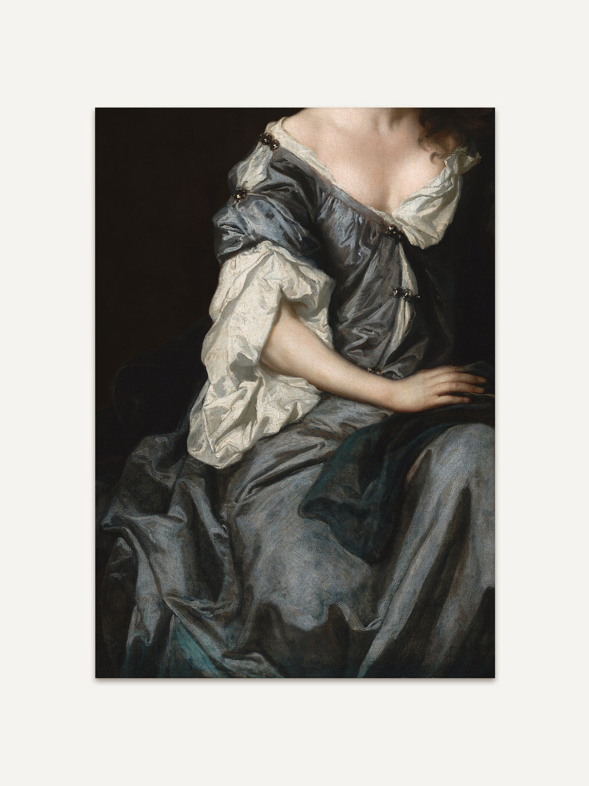 Detail eines barocken Frauenporträts mit Fokus auf ein blaues, seidiges Kleid mit weißen Rüschen und tiefem Dekolleté. #Rahmen_Ohne Rahmen