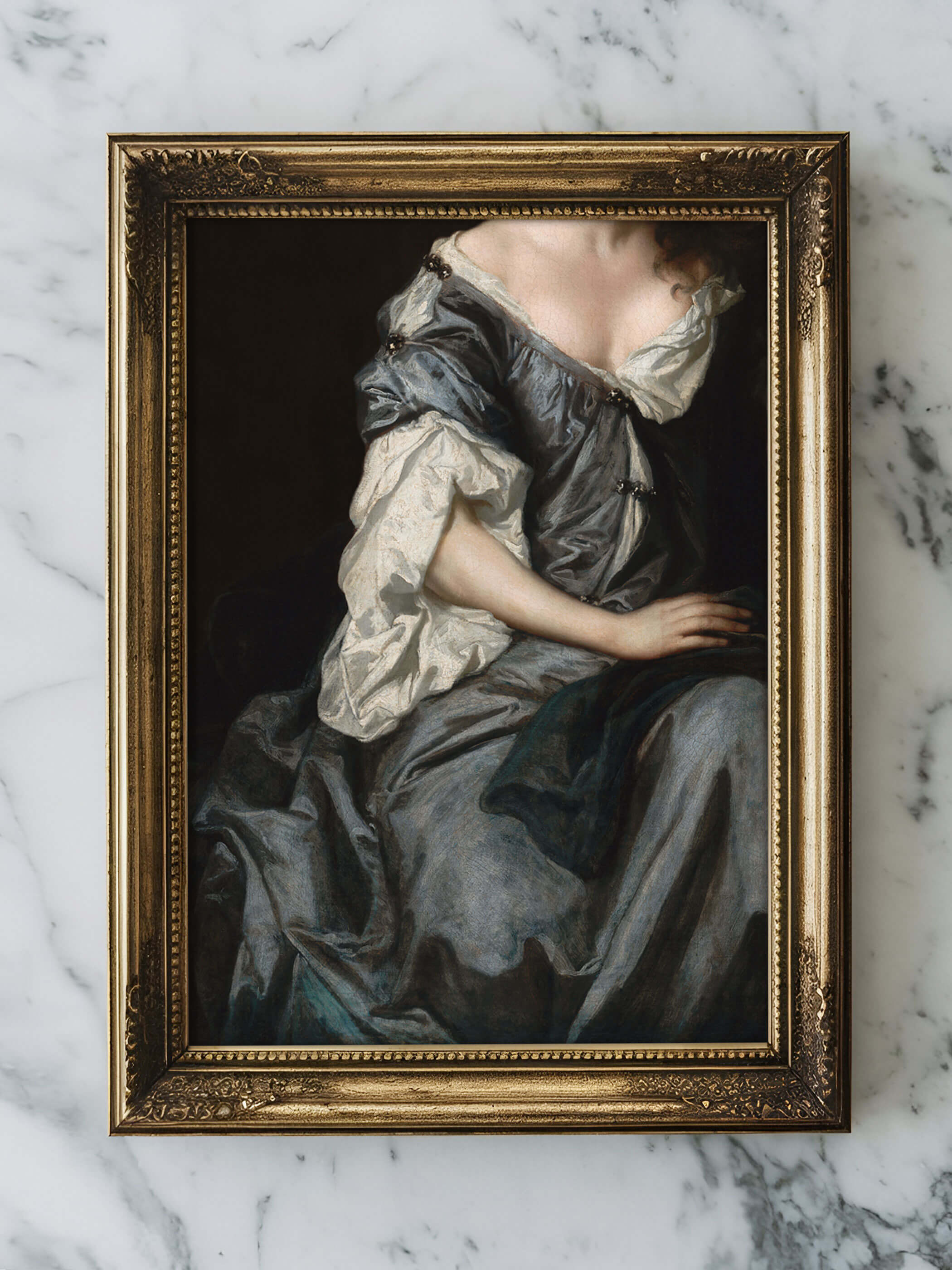 Barockes Frauenporträt, Ausschnitt eines Gemäldes mit Fokus auf elegantes blaues Kleid mit Details aus weißer Seide, in einem goldenen vintage Rahmen auf Marmortisch.