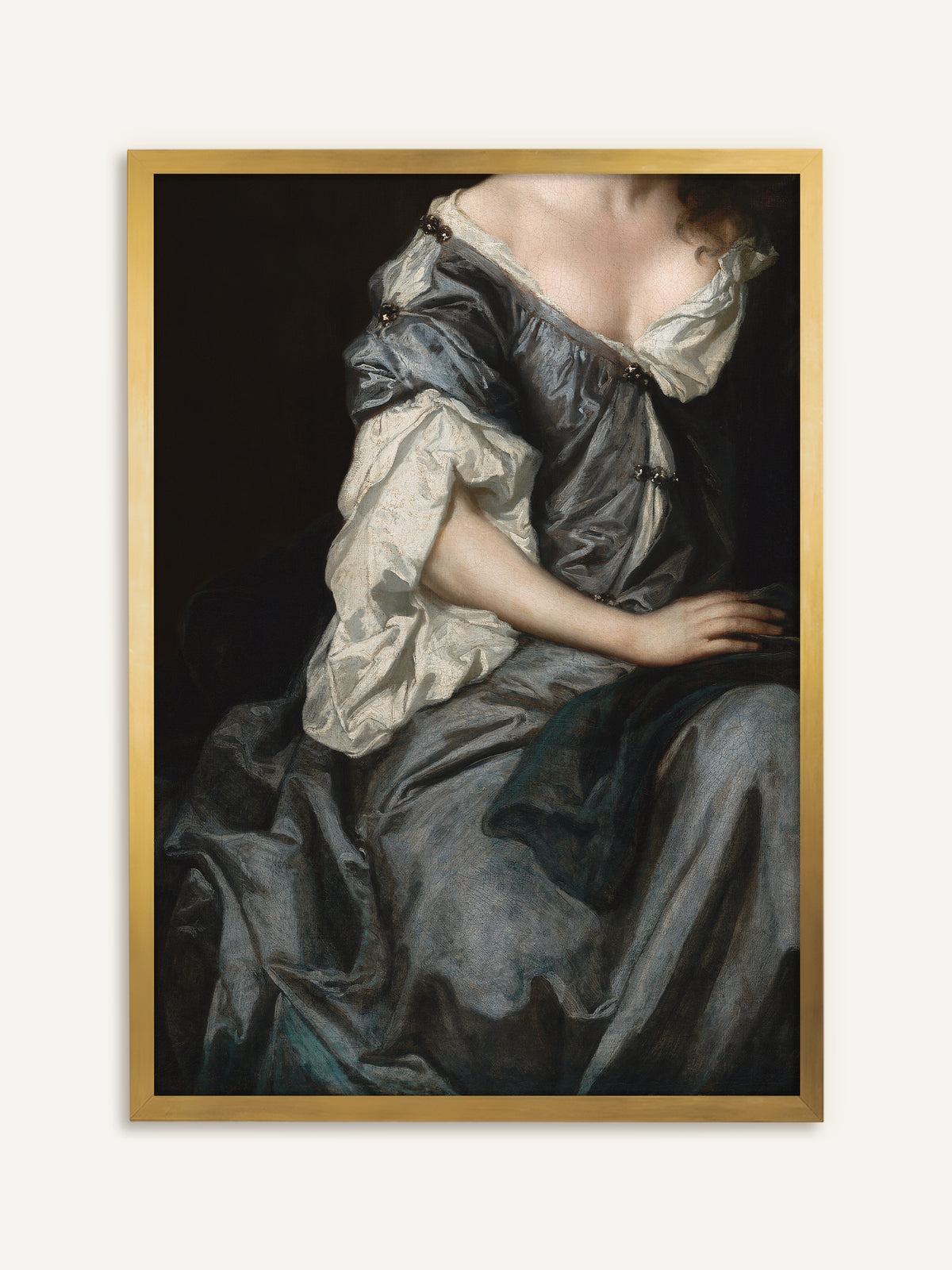 Kunstdruck mit einer sitzenden Frau im taubenblauen Seidenkleid mit weißen Puffärmeln und tiefem Ausschnitt, deren Hand ruhig auf dem Schoß liegt. Der goldene Rahmen bringt den Glanz des Stoffes zur Geltung und betont die barocke Eleganz. #Rahmen_Gold