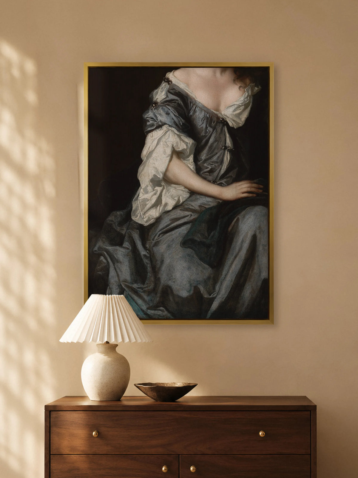 Moody Leinwandbild mit Seidenkleid im goldenen Rahmen über einer Kommode aus Nussbaum mit plissierter Tischlampe aus Keramik und Schale