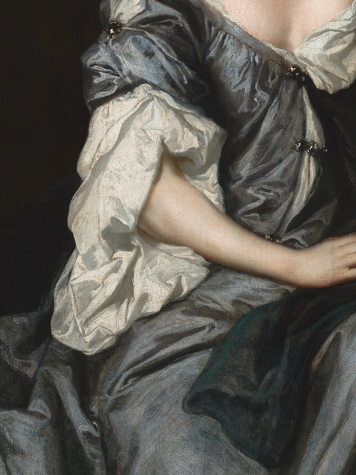 Detail des Leinwandbilds nach Lely: blaugraue Seide mit Schmuckspangen, cremeweißer Ärmel und Arm mit feinen Rissen in der alten Farbe