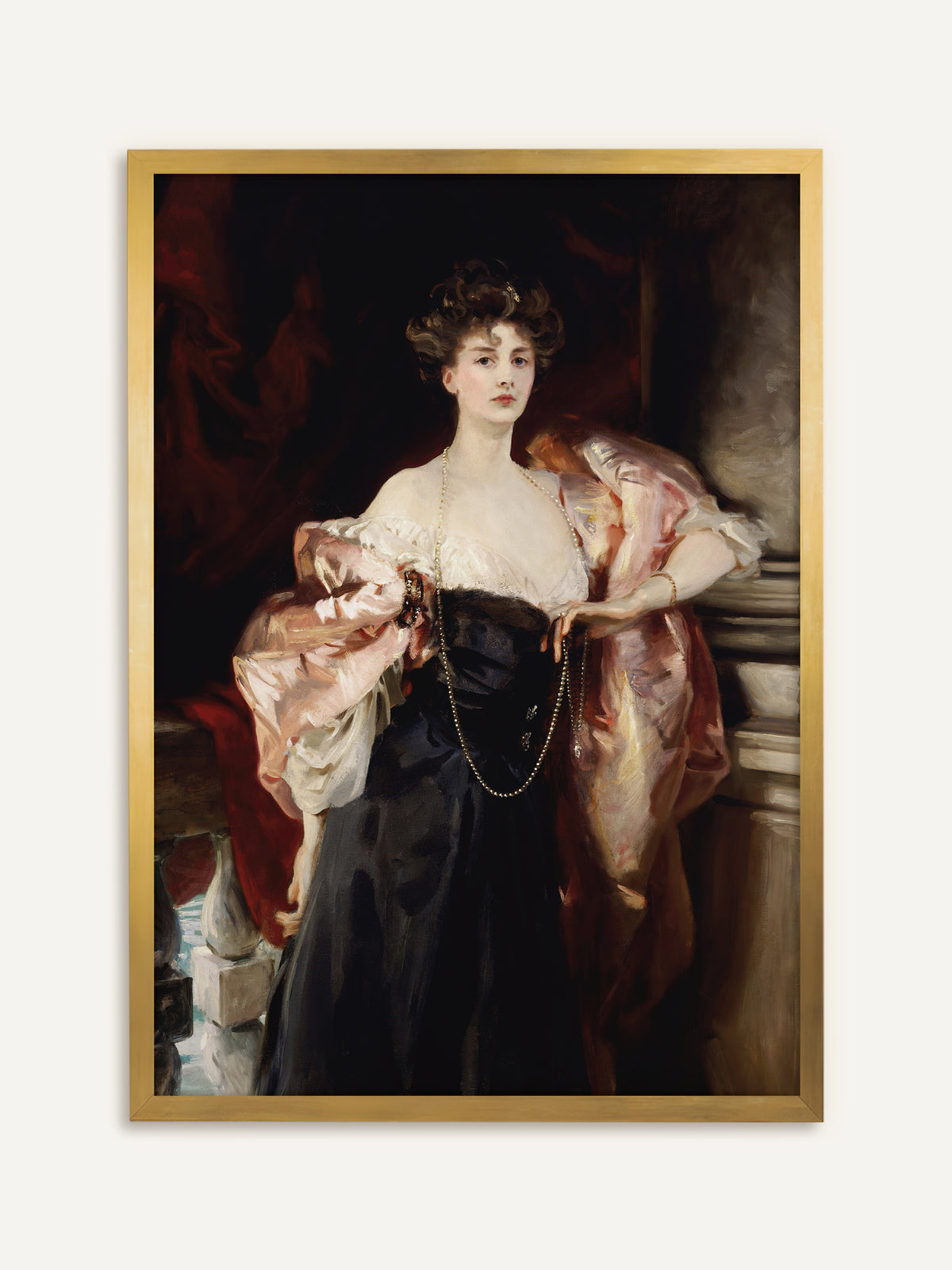 Kunstdruck mit einer Dame im eleganten Abendkleid, deren roséfarbener Satinumhang über die Arme fällt, dazu eine lange Perlenkette vor rotem Vorhang. Der goldene Rahmen betont die viktorianische Pracht und das warme Licht der Szene. #Rahmen_Gold