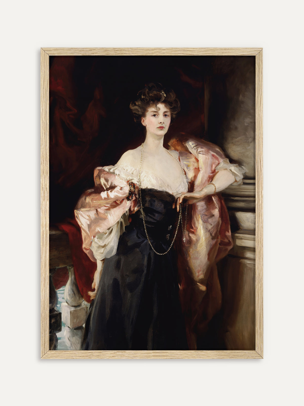 Wandbild mit einer Dame im eleganten Abendkleid, deren roséfarbener Satinumhang über die Arme fällt, dazu eine lange Perlenkette vor rotem Vorhang. Im Rahmen aus hellem Holz wirkt das viktorianische Porträt sanfter und moderner. #Rahmen_Helles Holz