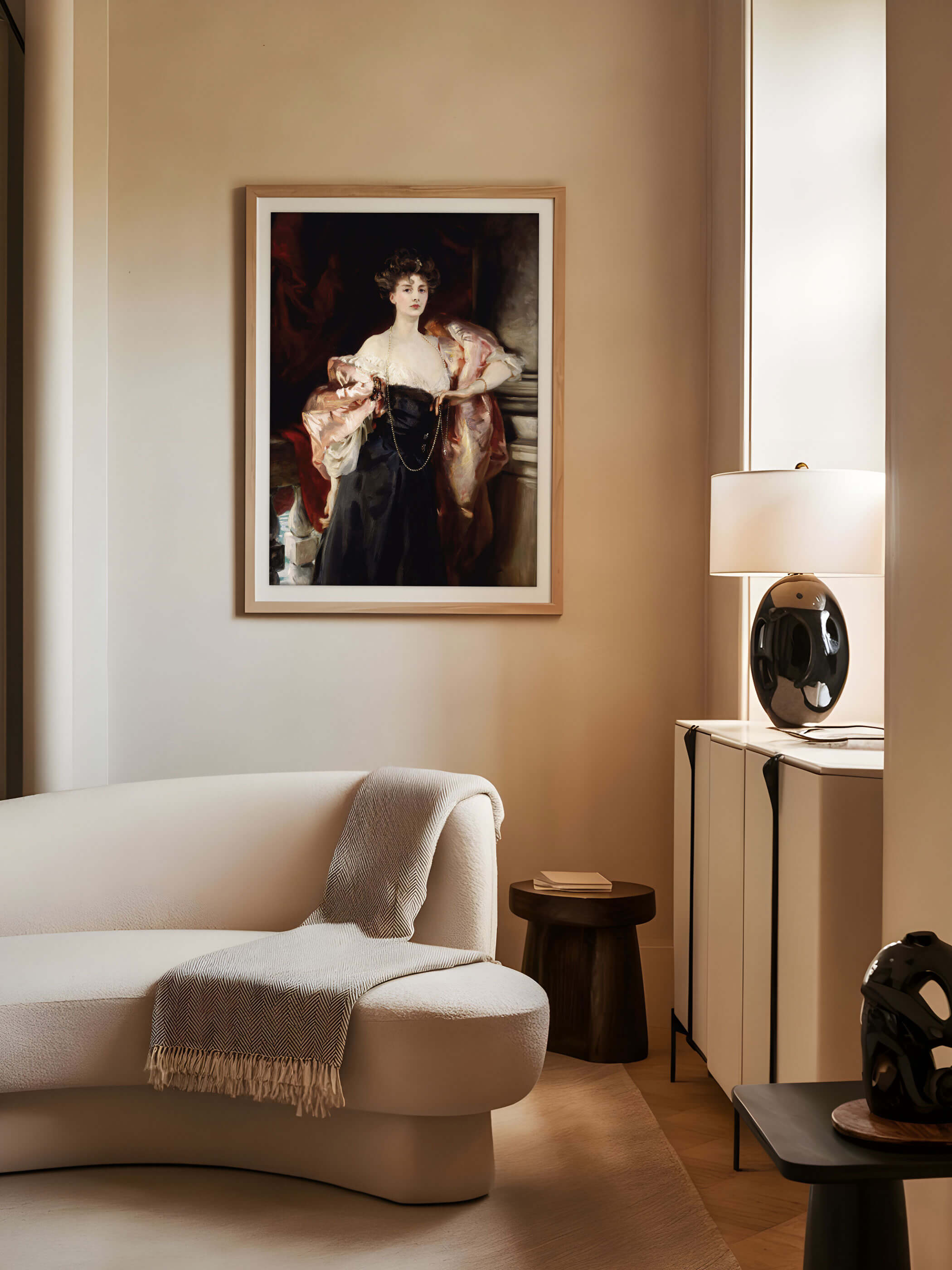 Elegantes viktorianisches Porträt von Lady Helen Vincent, perfekt integriert in ein modernes Wohnzimmer mit cremefarbenem Sofa.