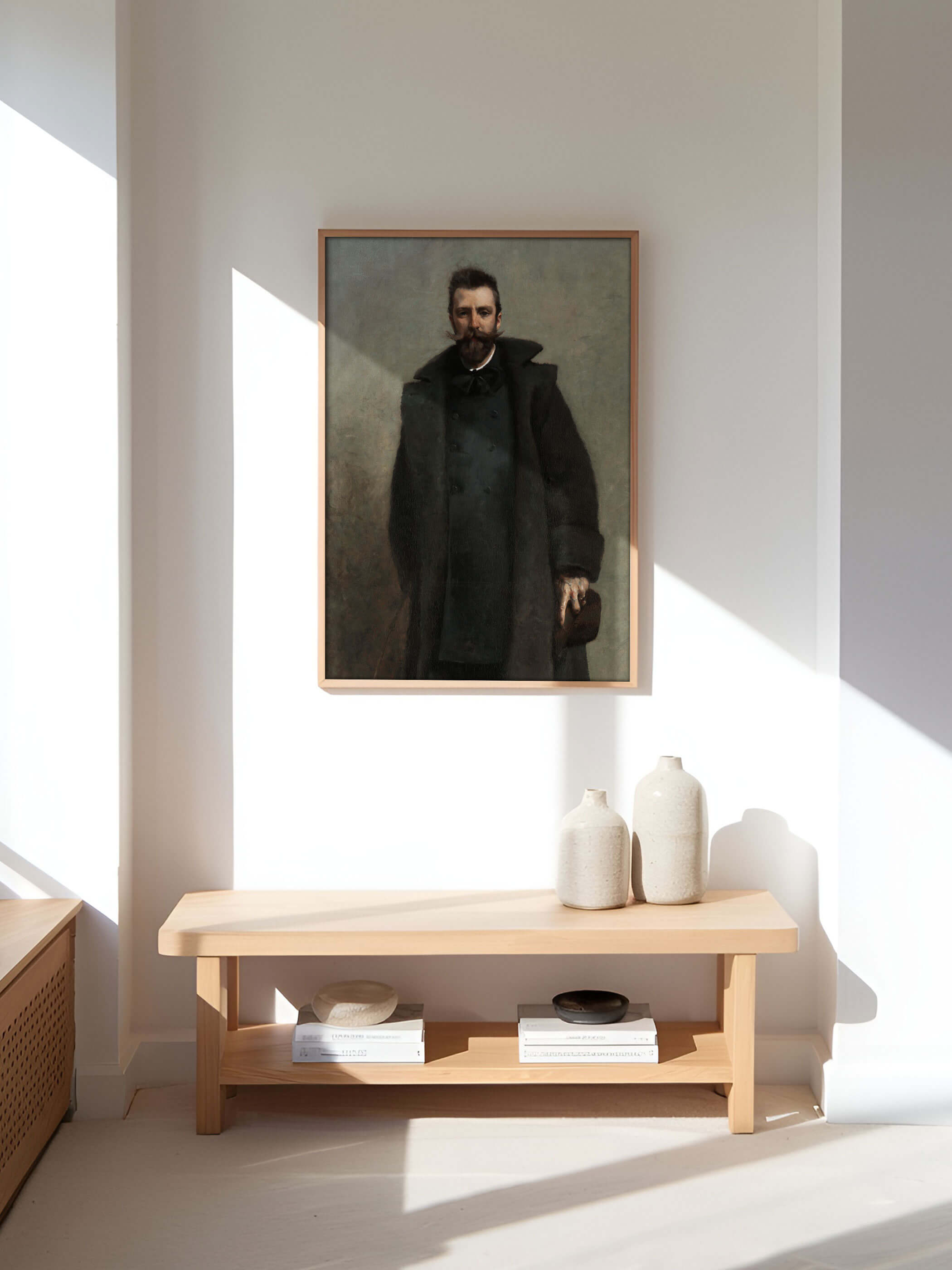 Klassisches Männerporträt in dunklem Mantel, gerahmt an einer modernen weißen Wand, skandinavisches Interior-Design.