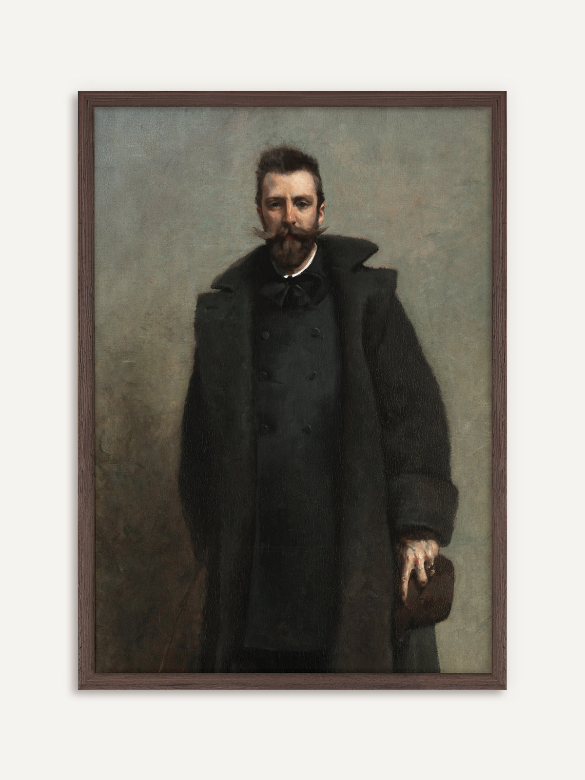 Poster mit einem stehenden Mann im langen Wintermantel, der mit kräftigem Schnurrbart und ernstem Blick vor graugrünem Grund einen Hut in der Hand hält. Der Rahmen aus dunklem Holz unterstreicht die strenge Dark-Academia-Stimmung. #Rahmen_Dunkles Holz