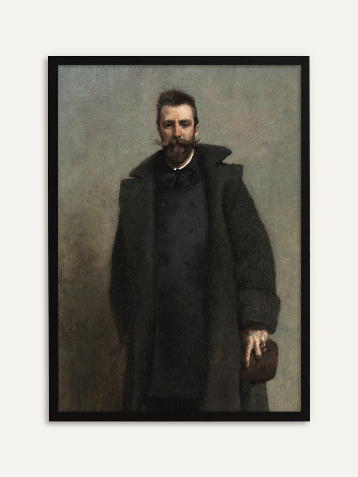 Vintage-Poster mit einem stehenden Mann im langen Wintermantel, der mit kräftigem Schnurrbart und ernstem Blick vor graugrünem Grund einen Hut in der Hand hält. Mit schwarzem Rahmen wird das moody Motiv zum grafischen, modernen Akzent. #Rahmen_Schwarz