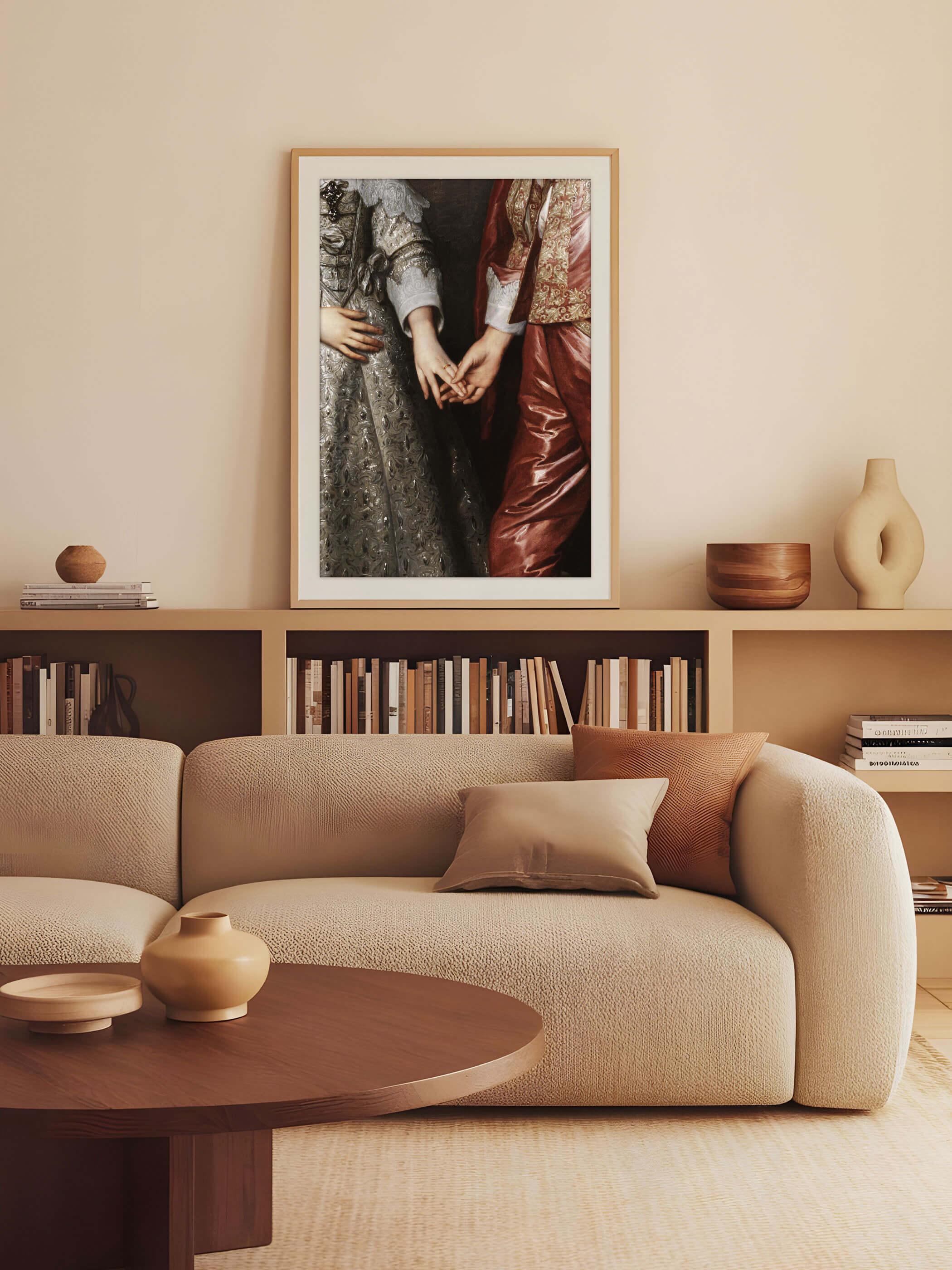 Elegantes Wohnzimmer mit einem gerahmten Barock-Kunstdruck eines Paares, das sich an den Händen hält, über einem modernen Bücherregal. Die helle, neutrale Farbpalette und das minimalistische Design schaffen eine warme und einladende Atmosphäre.