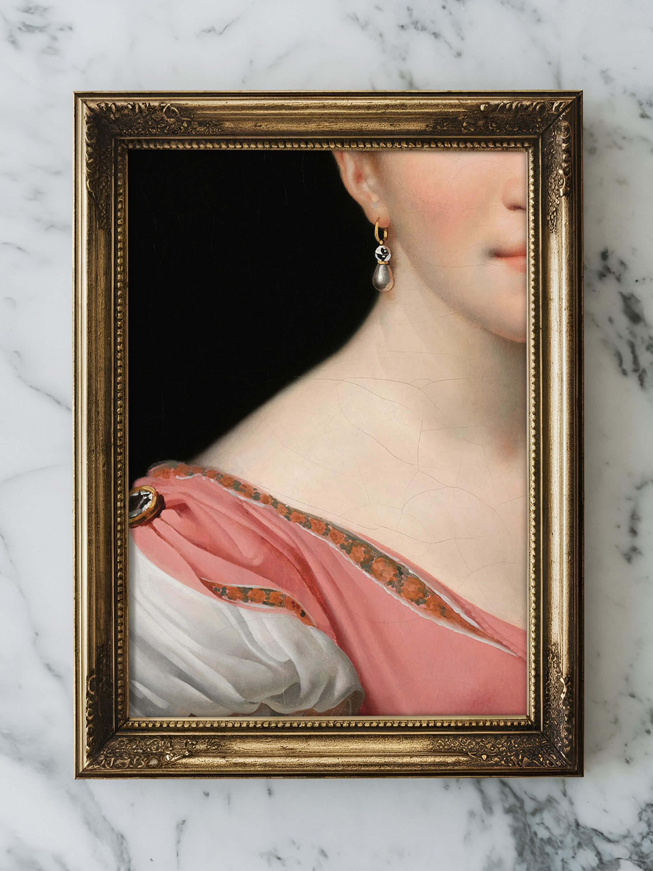 In einem goldenen Rahmen präsentiert, zeigt dieses klassizistische Porträt einen Perlenohrring, getragen von einer Frau in einem rosa Kleid mit weißen Details. Das Bild ist detailreich und elegant gerahmt auf einem Marmortisch platziert.