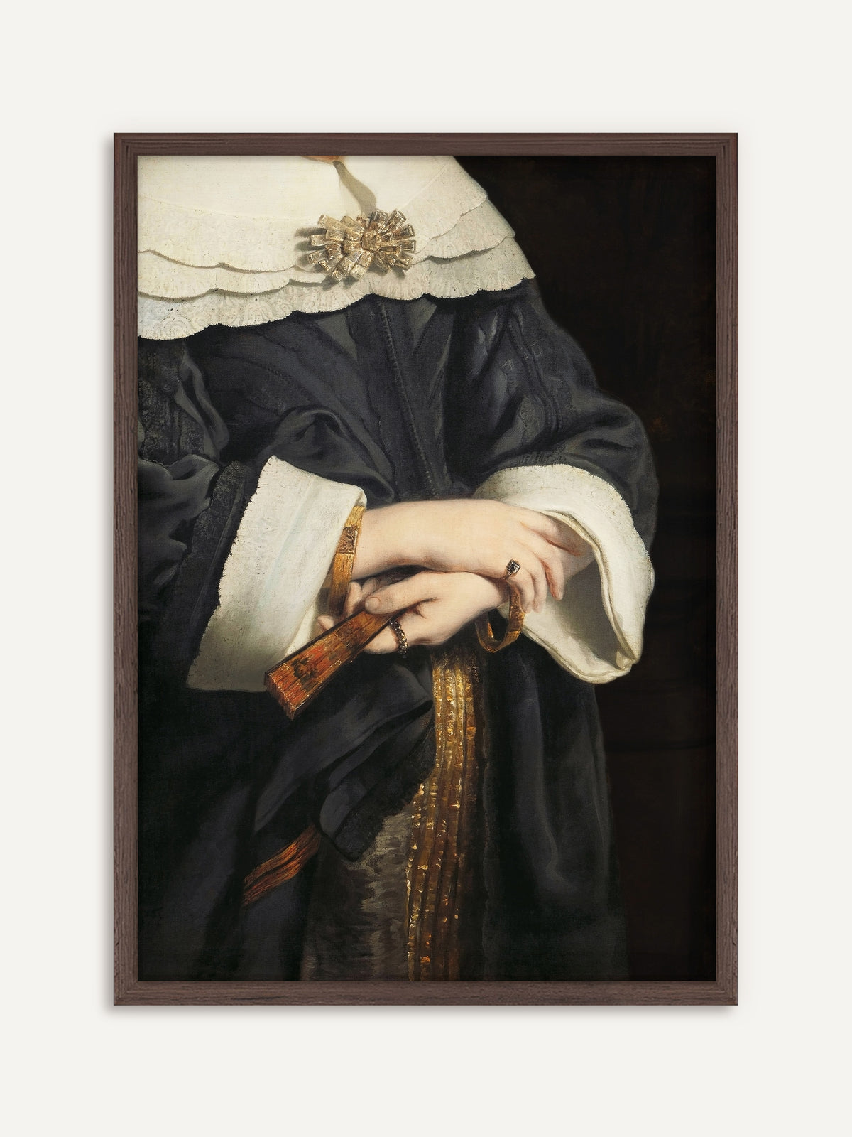 Wandbild, das gefaltete Hände mit Ringen zeigt, die einen geschlossenen Fächer vor einem schwarzen Kleid mit weißem Spitzenkragen, goldener Brosche und breiten weißen Manschetten halten. Der Rahmen aus dunklem Holz macht das Poster zum Mittelpunkt einer Dark-Academia-Wand. #Rahmen_Dunkles Holz