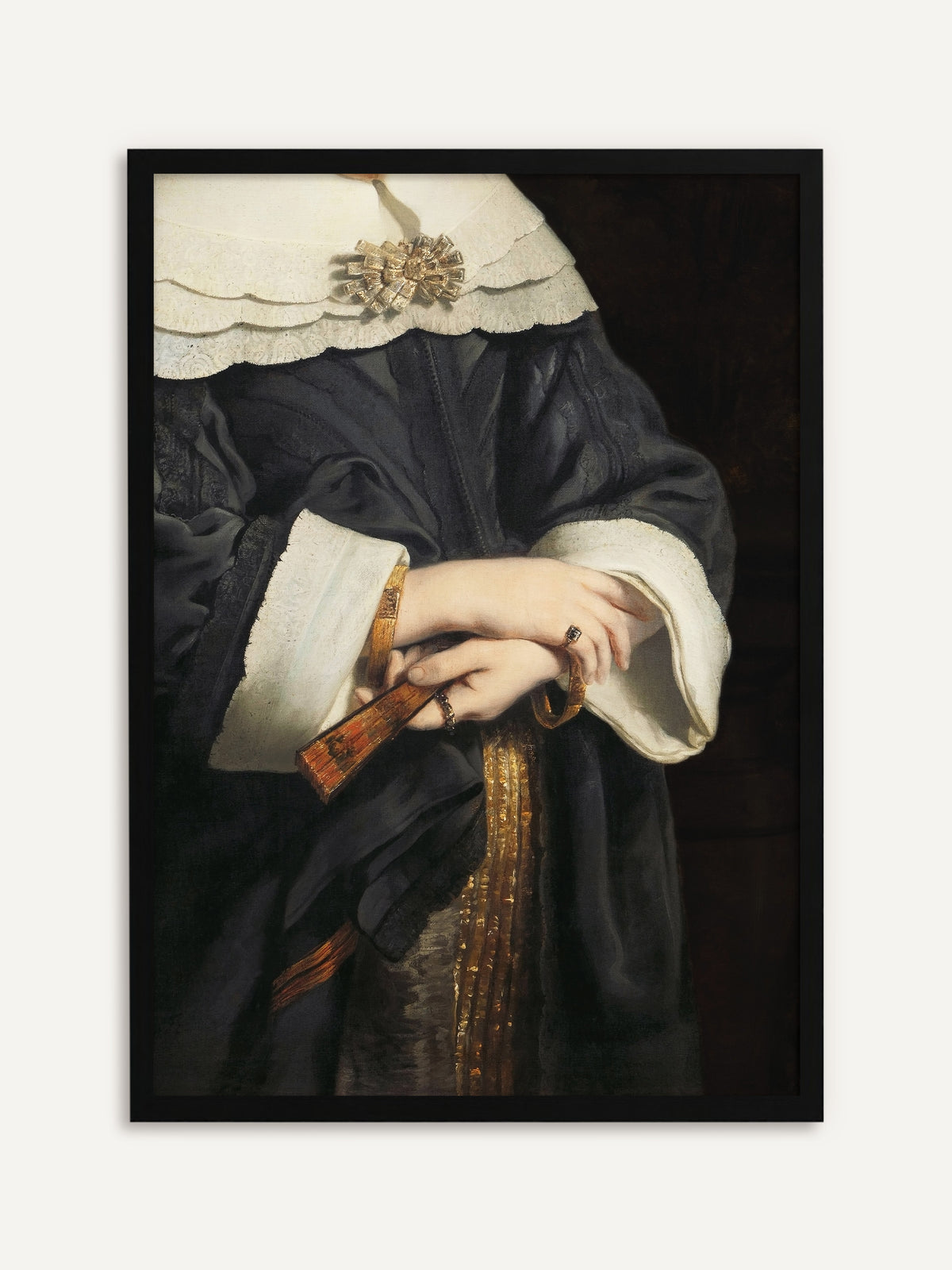 Gerahmtes Poster, das gefaltete Hände mit Ringen zeigt, die einen geschlossenen Fächer vor einem schwarzen Kleid mit weißem Spitzenkragen, goldener Brosche und breiten weißen Manschetten halten. Mit schwarzem Rahmen wird das moody Wandbild streng und elegant. #Rahmen_Schwarz