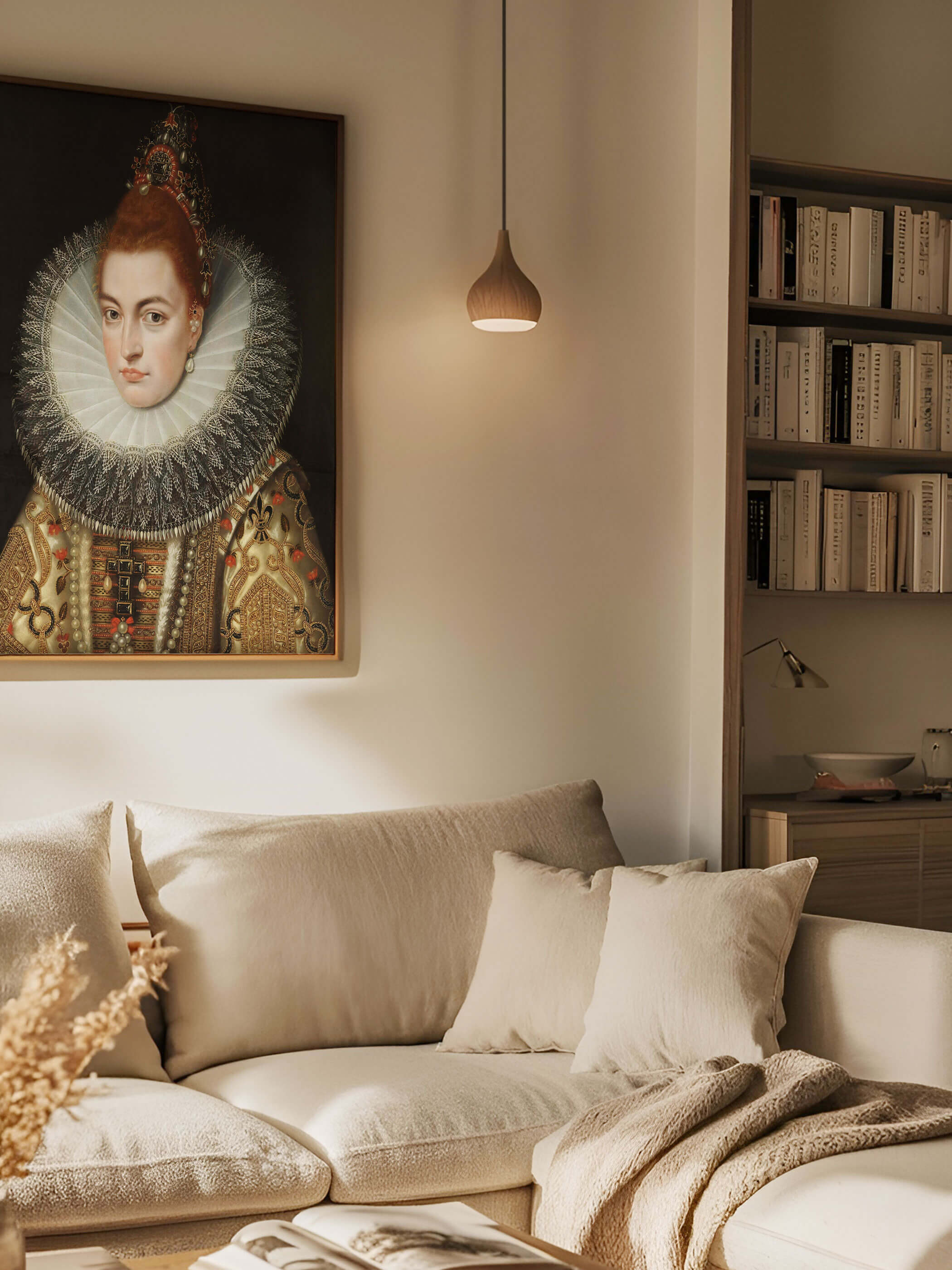 Elegantes Barock-Portrait einer Erzherzogin in einem modernen Wohnzimmer mit neutralen Tönen. Der prächtige Rüschenkragen und die goldenen Details des Gemäldes verleihen dem Raum einen Hauch von historischem Luxus